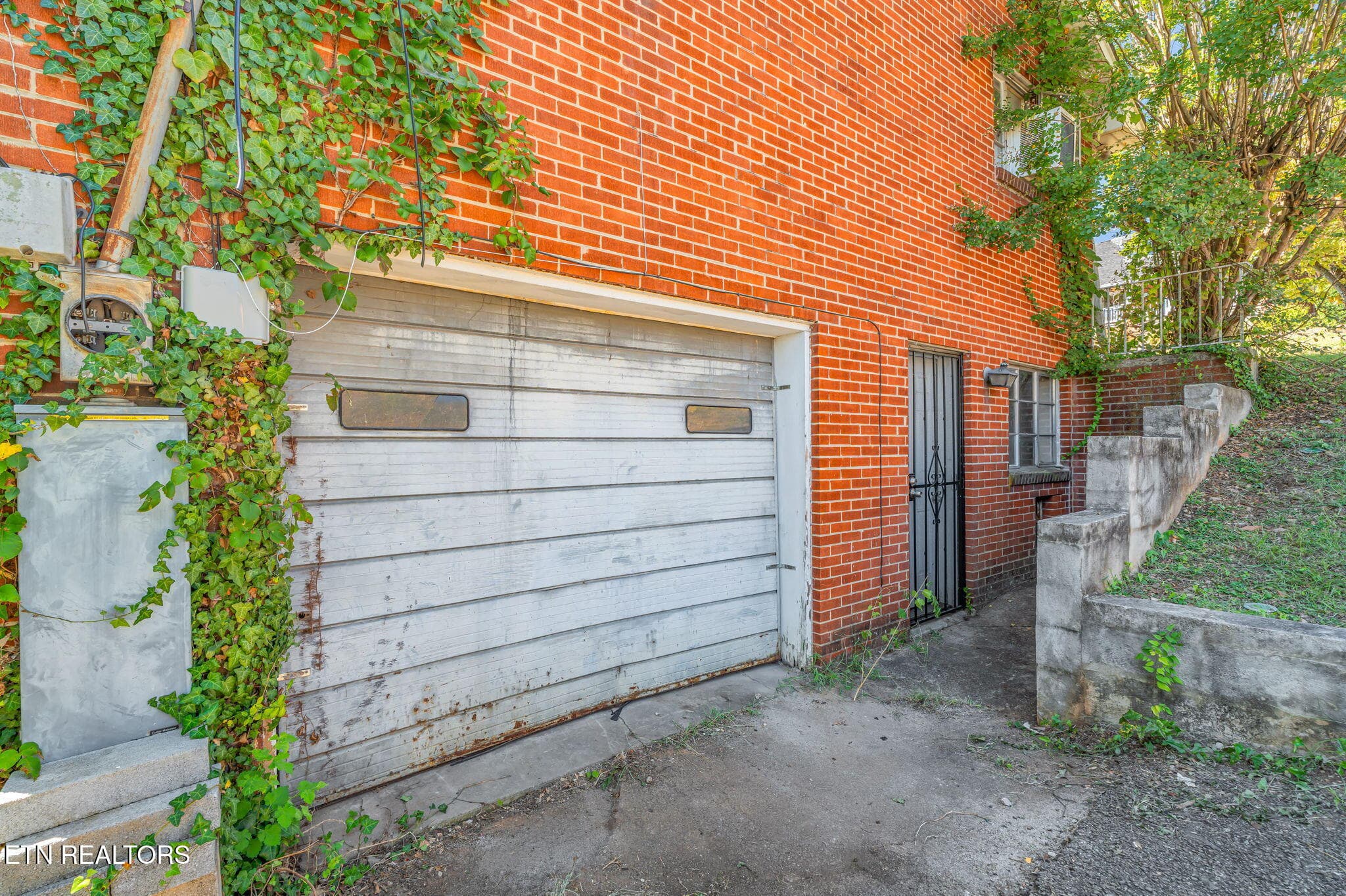 Garage Entrance - 1500 Exeter Ave, Knoxville, TN 37921, Knoxville