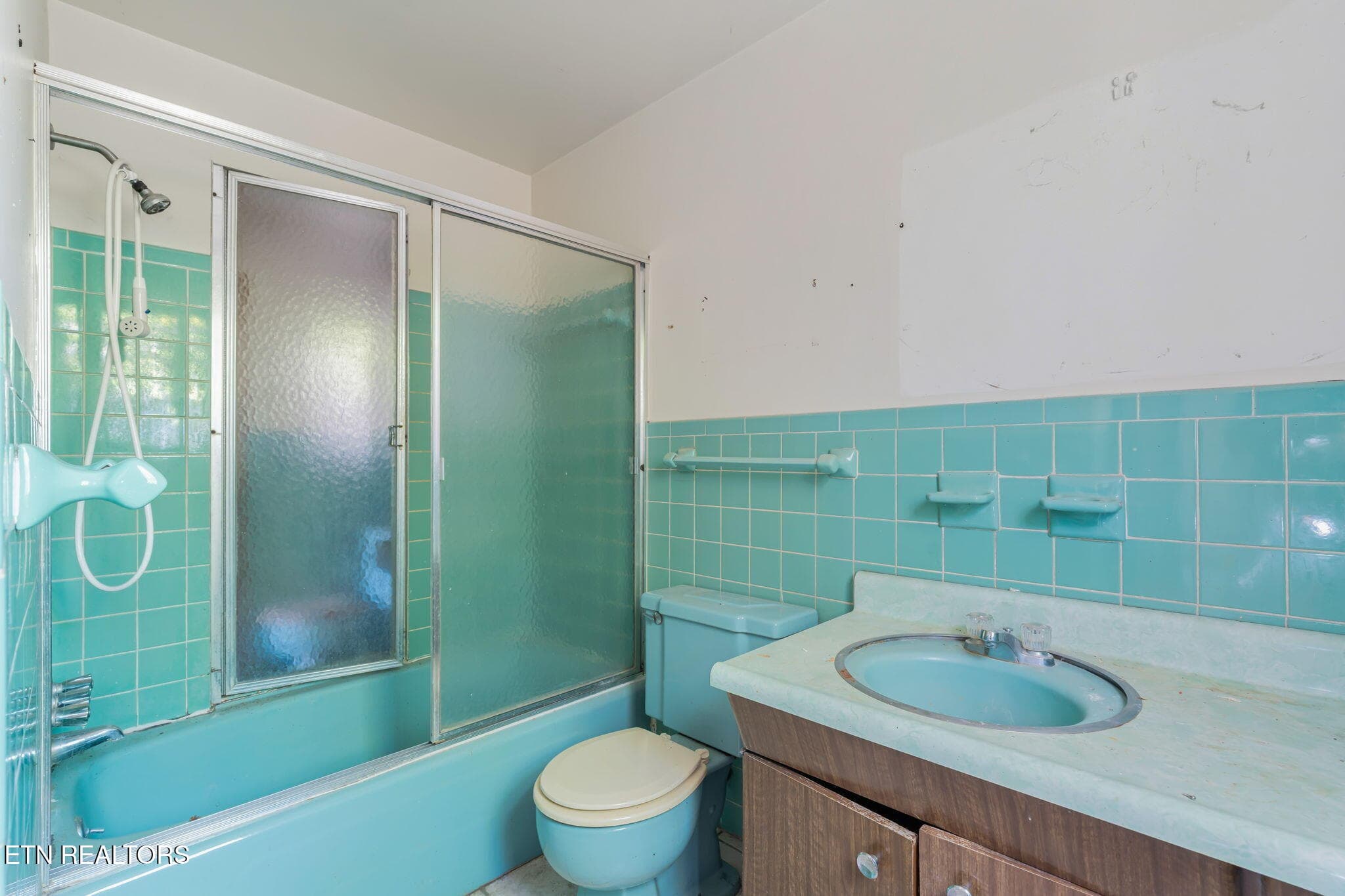 Upstairs Bathroom - 1500 Exeter Ave, Knoxville, TN 37921, Knoxville