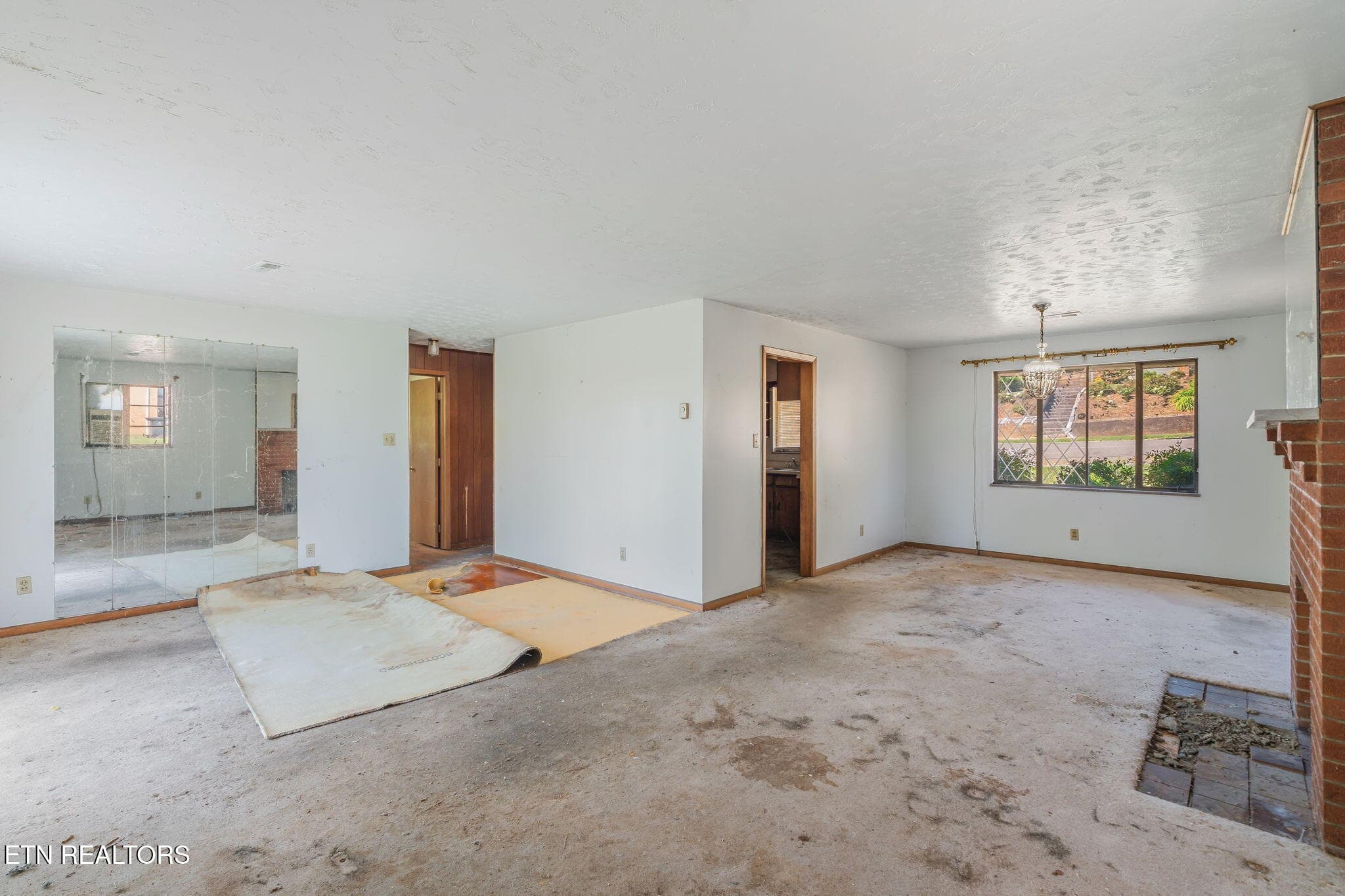 Living/Dining Area - 1500 Exeter Ave, Knoxville, TN 37921, Knoxville