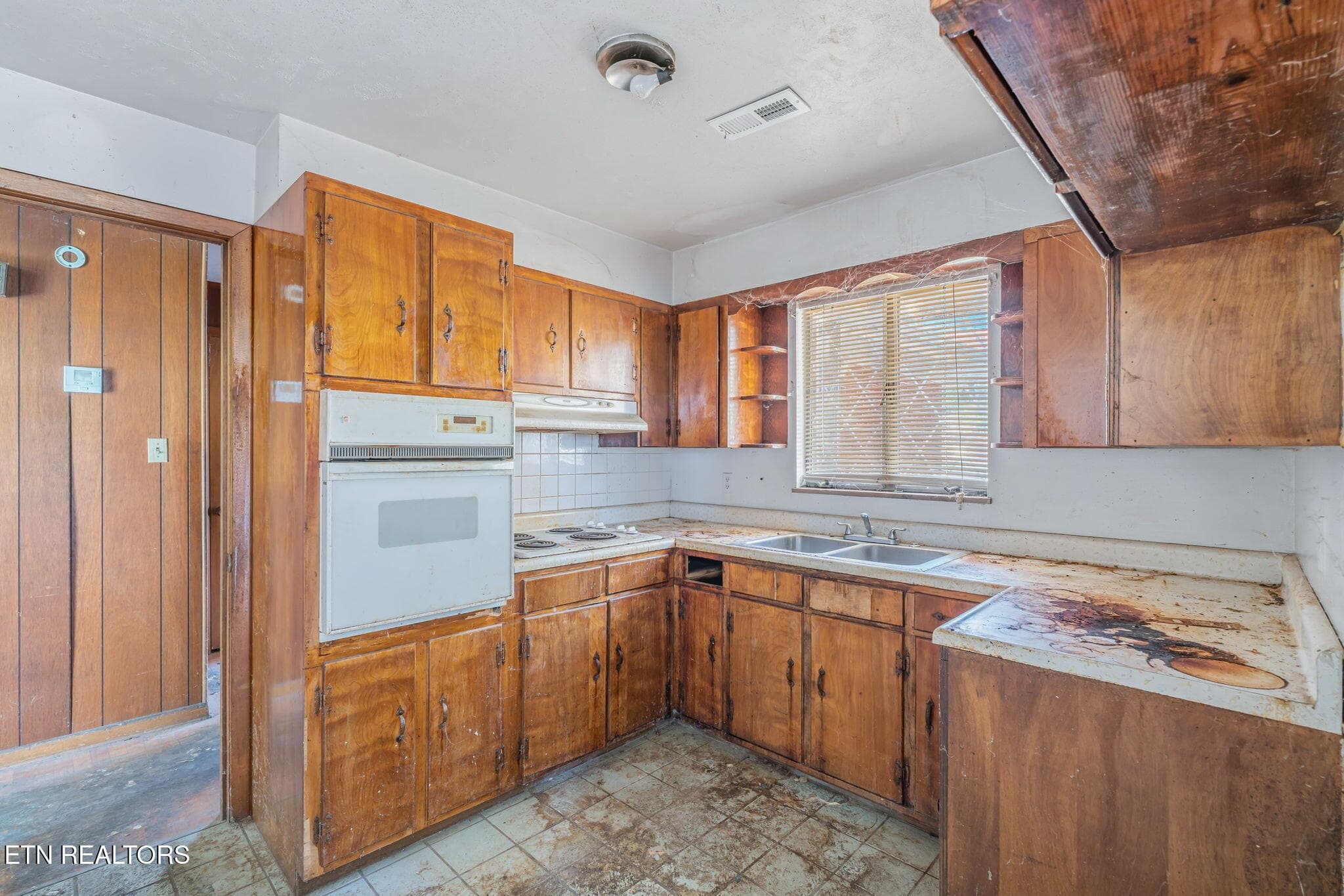 Kitchen - 1500 Exeter Ave, Knoxville, TN 37921, Knoxville