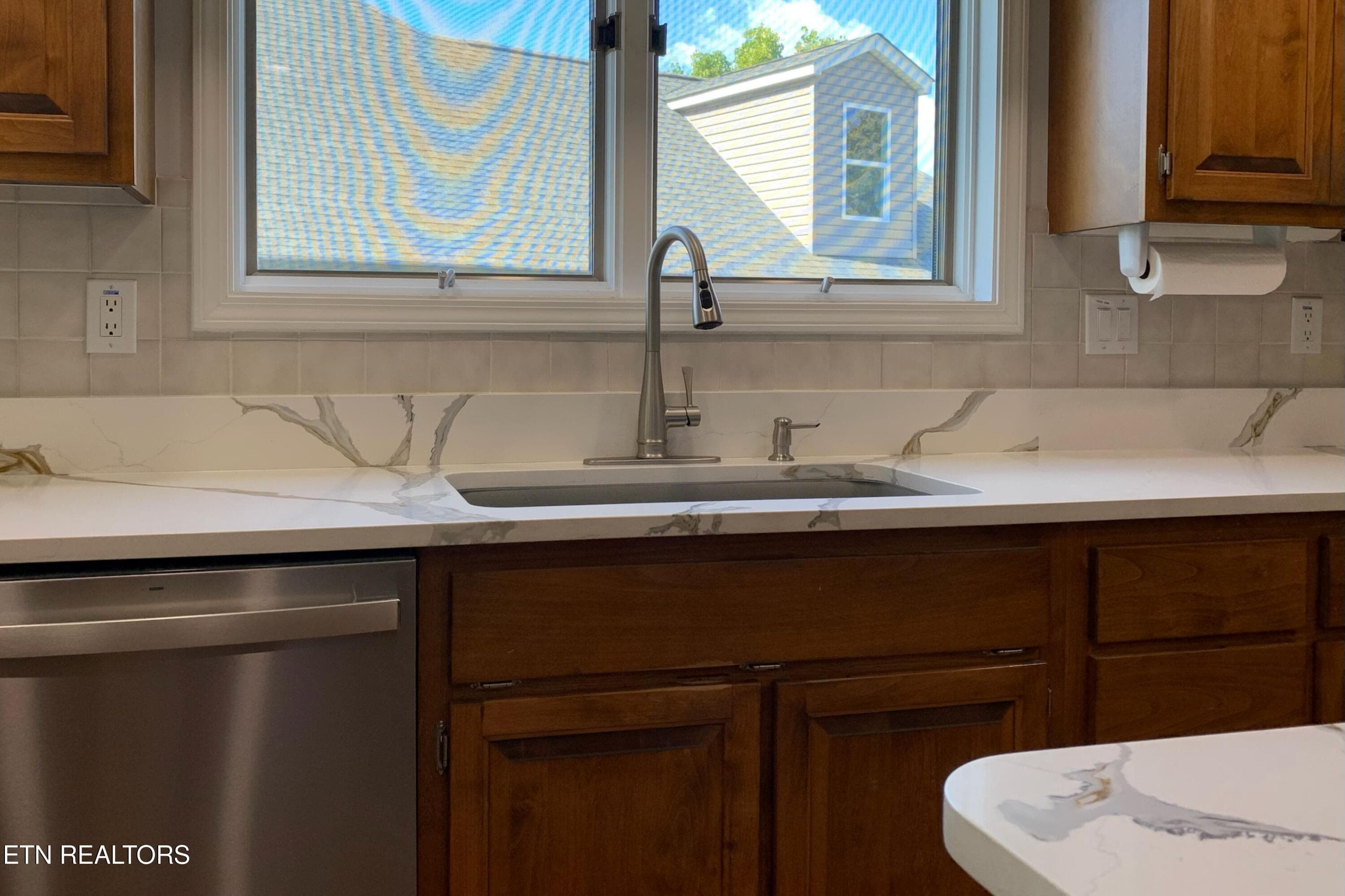 kitchen - 212 Tooweka Lane, Loudon, TN 37774