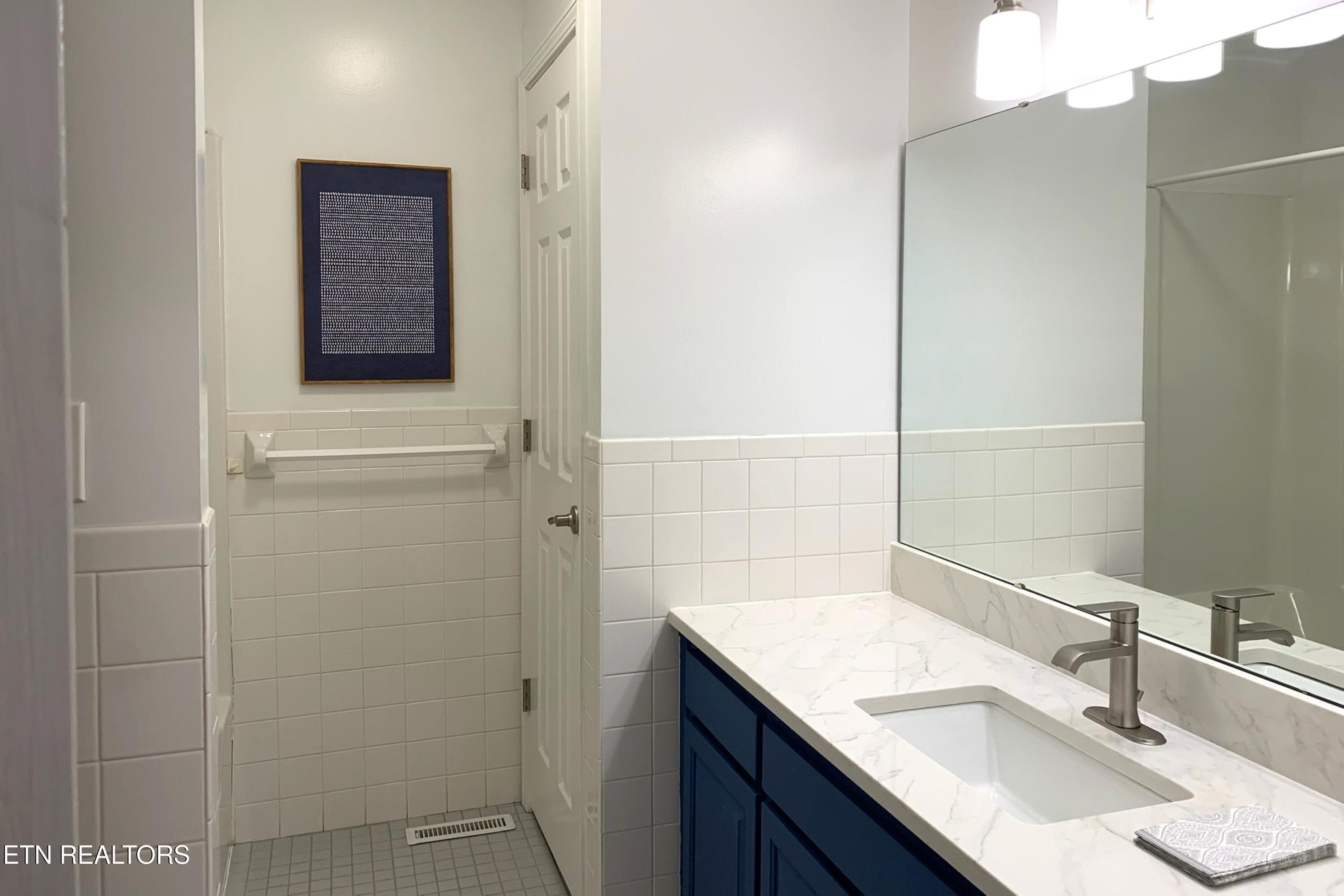 guest bathroom - 212 Tooweka Lane, Loudon, TN 37774