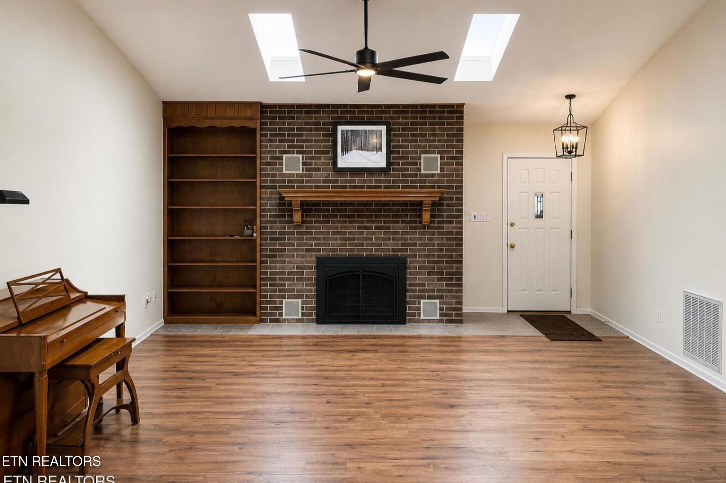 living room - 212 Tooweka Lane, Loudon, TN 37774