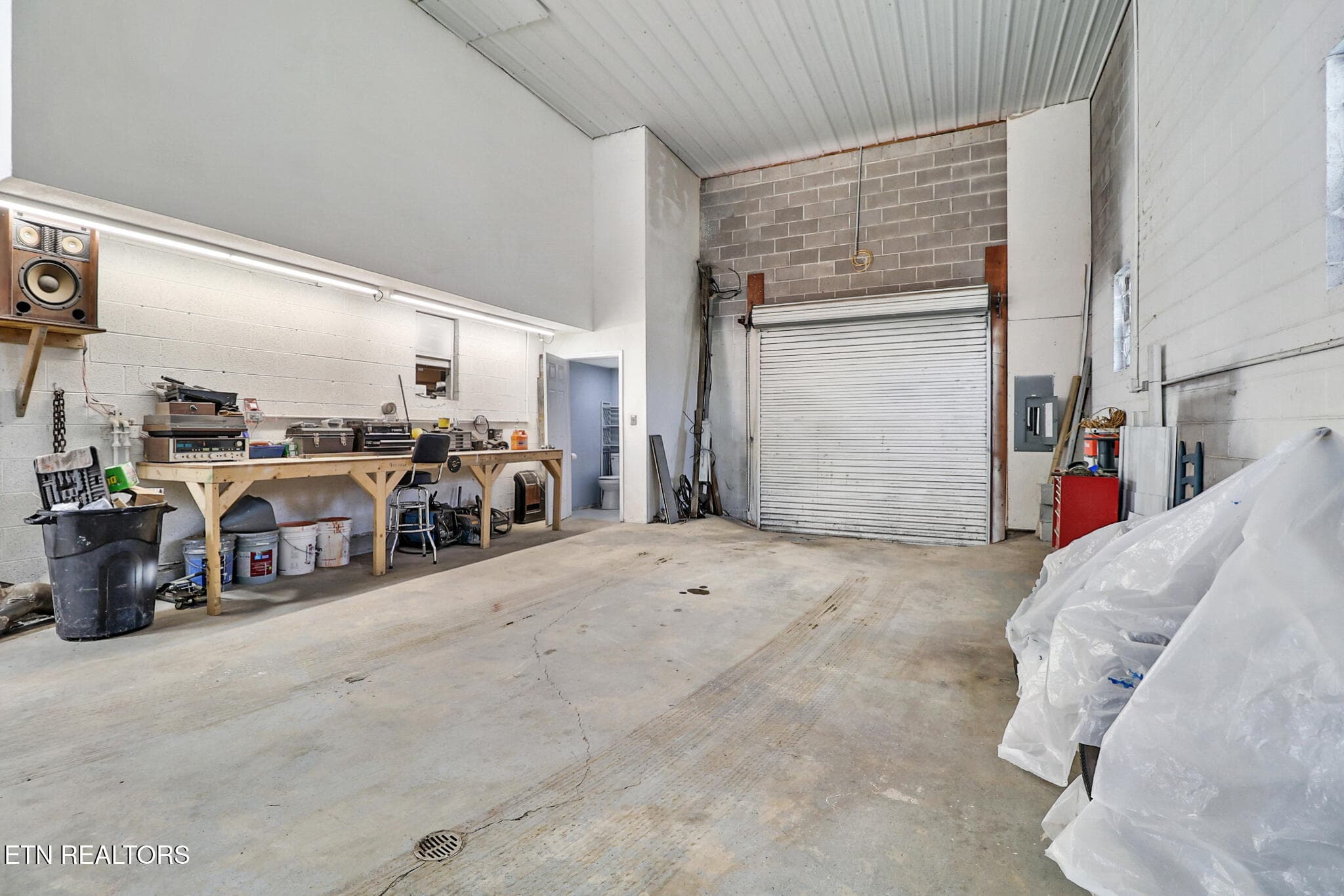 Garage Space - 501 Walden Ave, Harriman, TN 37748, Harriman