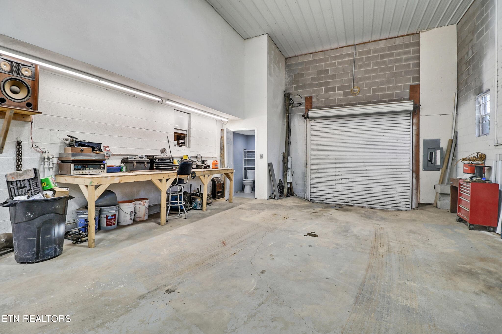 Garage space - 501 Walden Ave, Harriman, TN 37748, Harriman