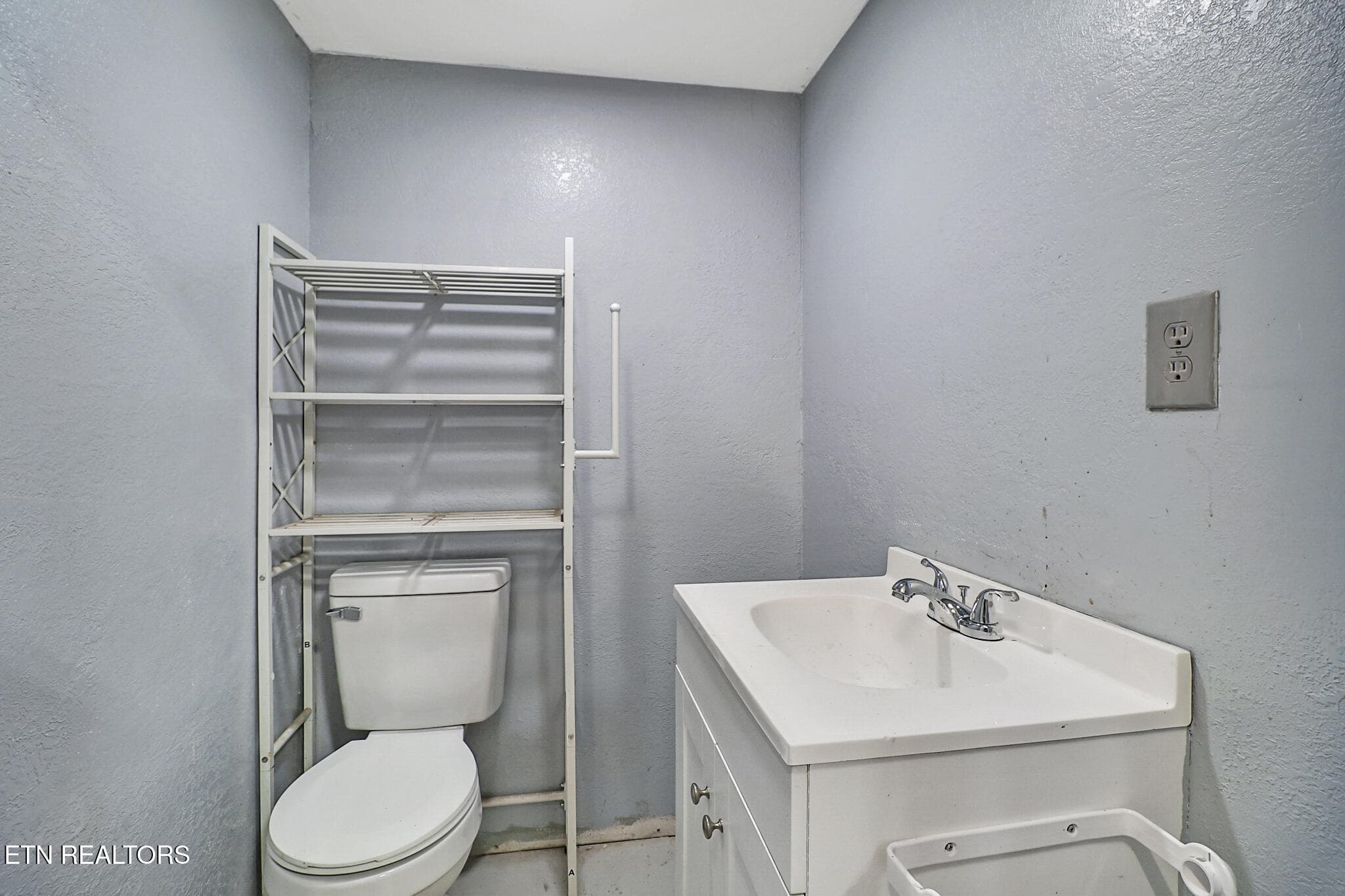 Bathroom - 501 Walden Ave, Harriman, TN 37748, Harriman