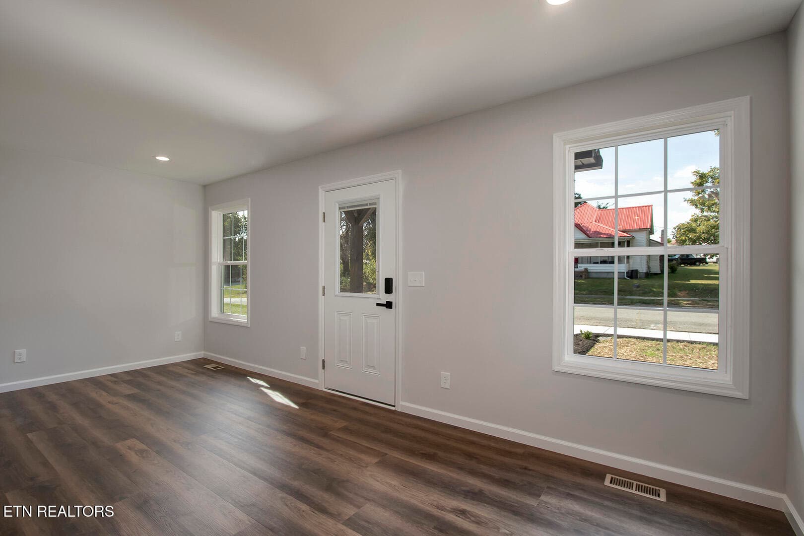 07_IllinoisAvenue_809_Living02 - 809 Illinois Ave, Etowah, TN 37331, Etowah