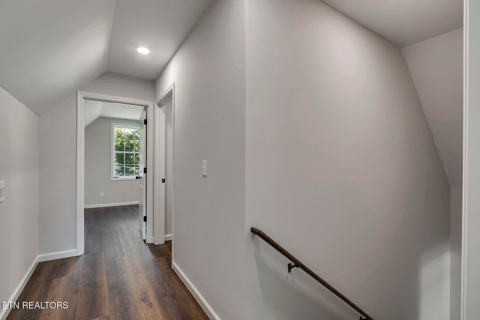 24_IllinoisAvenue_809_UpperHall01 - 809 Illinois Ave, Etowah, TN 37331