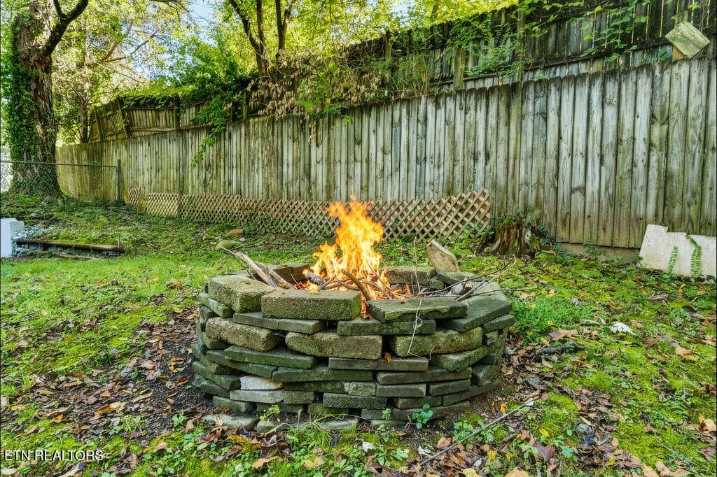 Firepit - 132 Taylor Rd, Oak Ridge, TN 37830, Oak Ridge