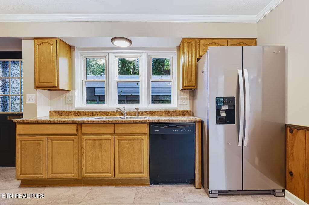 Kitchen with sunny window over sink - 132 Taylor Rd, Oak Ridge, TN 37830, Oak Ridge