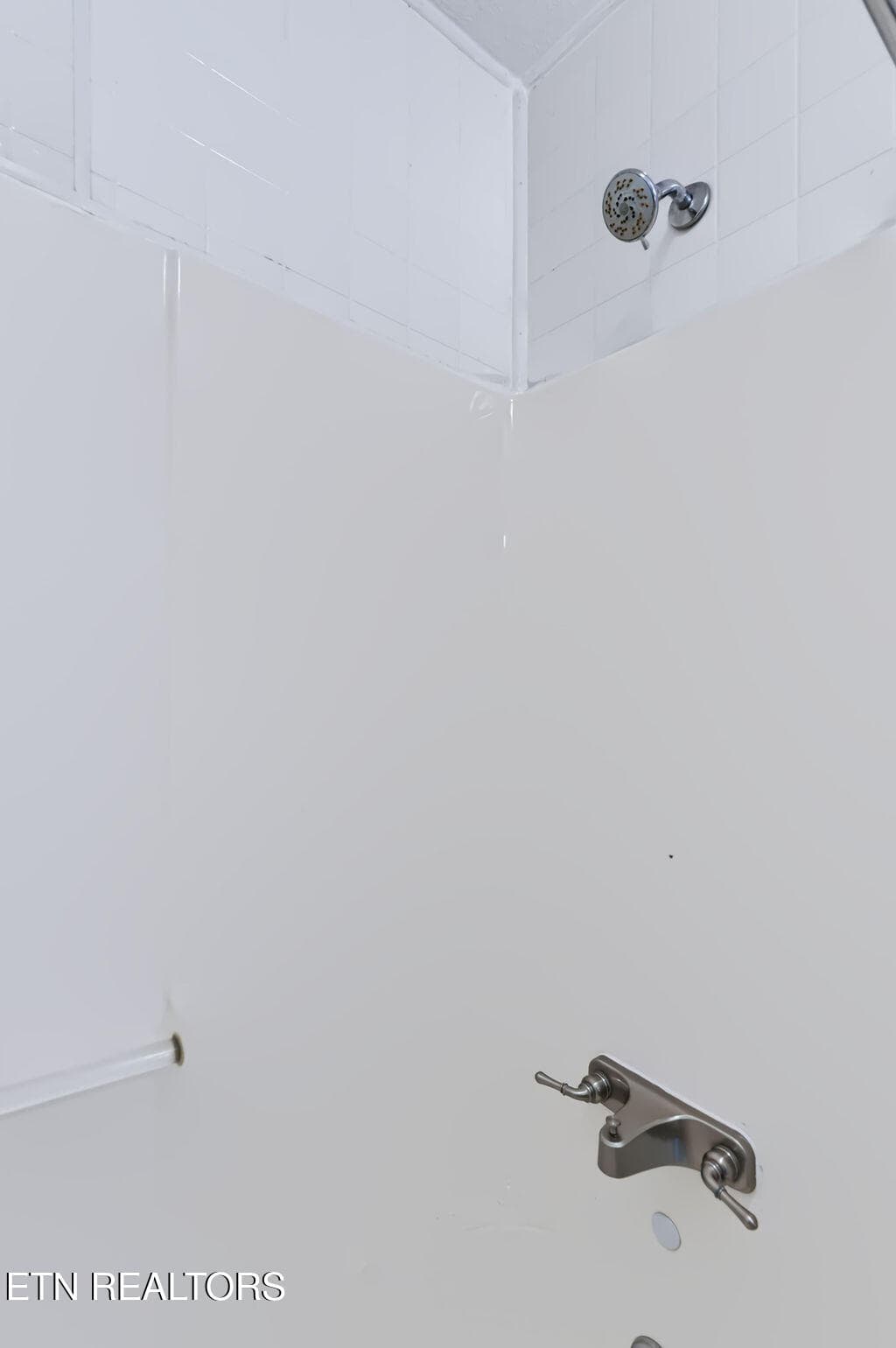 Shower - 132 Taylor Rd, Oak Ridge, TN 37830, Oak Ridge