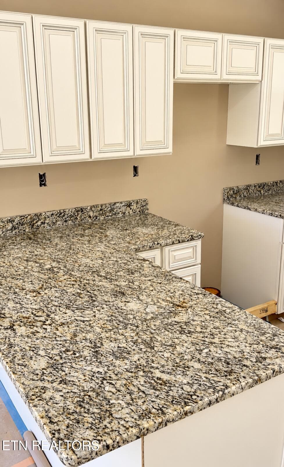 countertop - 305A S Fowler St, Clinton, TN 37716