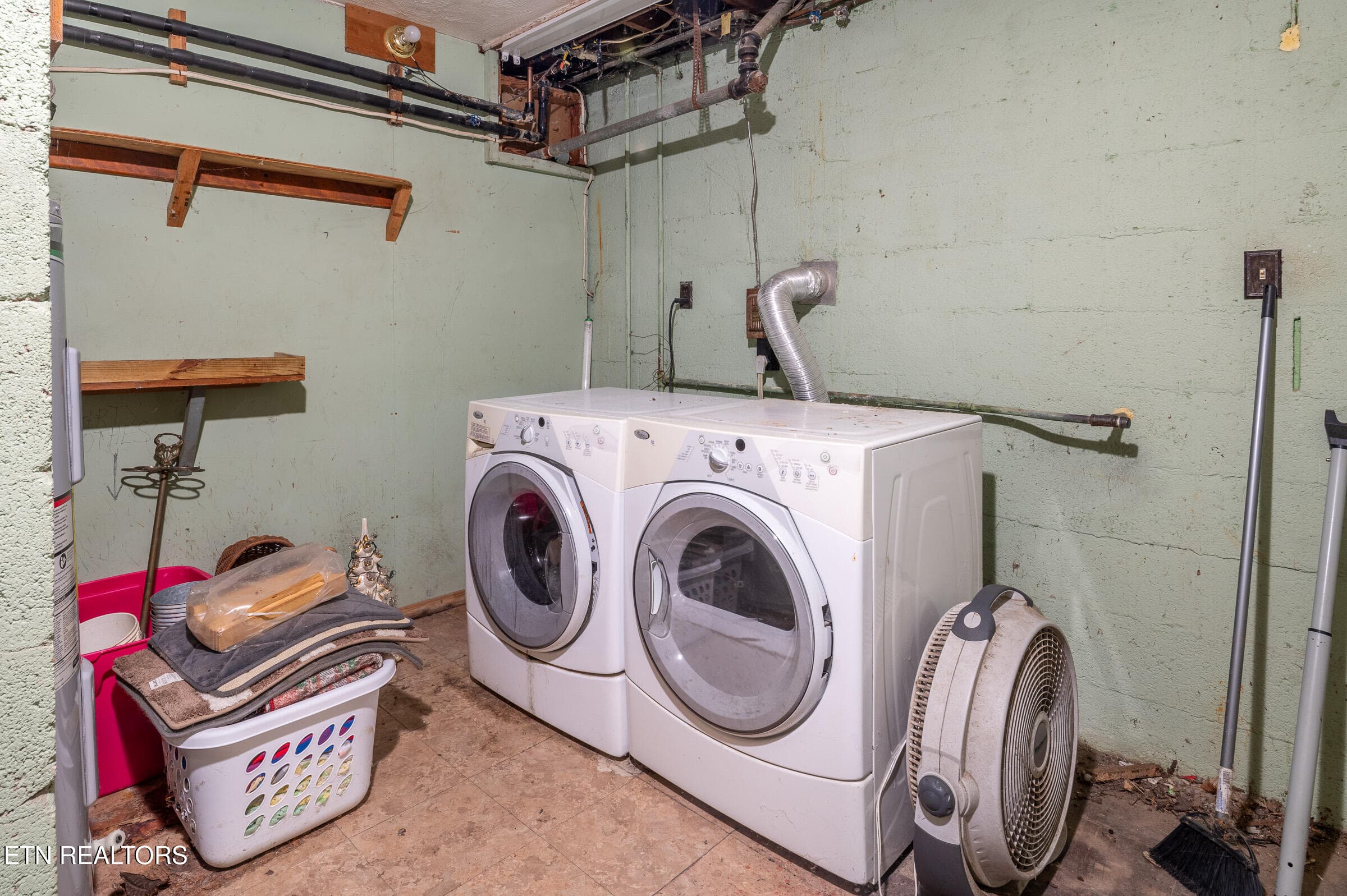 Laundry - 401 W Ridgecrest Drive, Kingston, TN 37763, Kingston