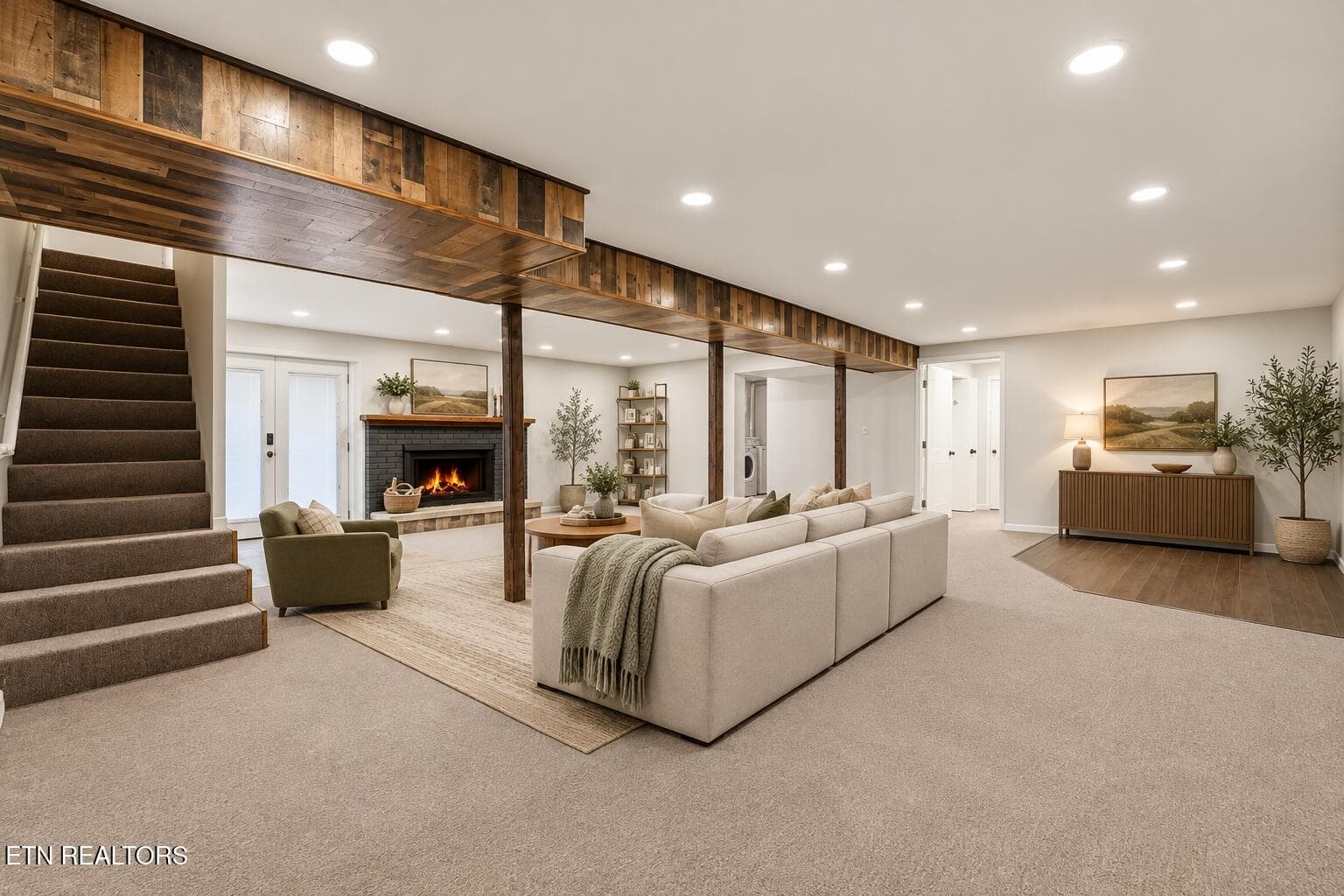 Cozy Farmhouse Basement Lounge - 7552 Berkshire Blvd, Powell, TN 37849, Powell