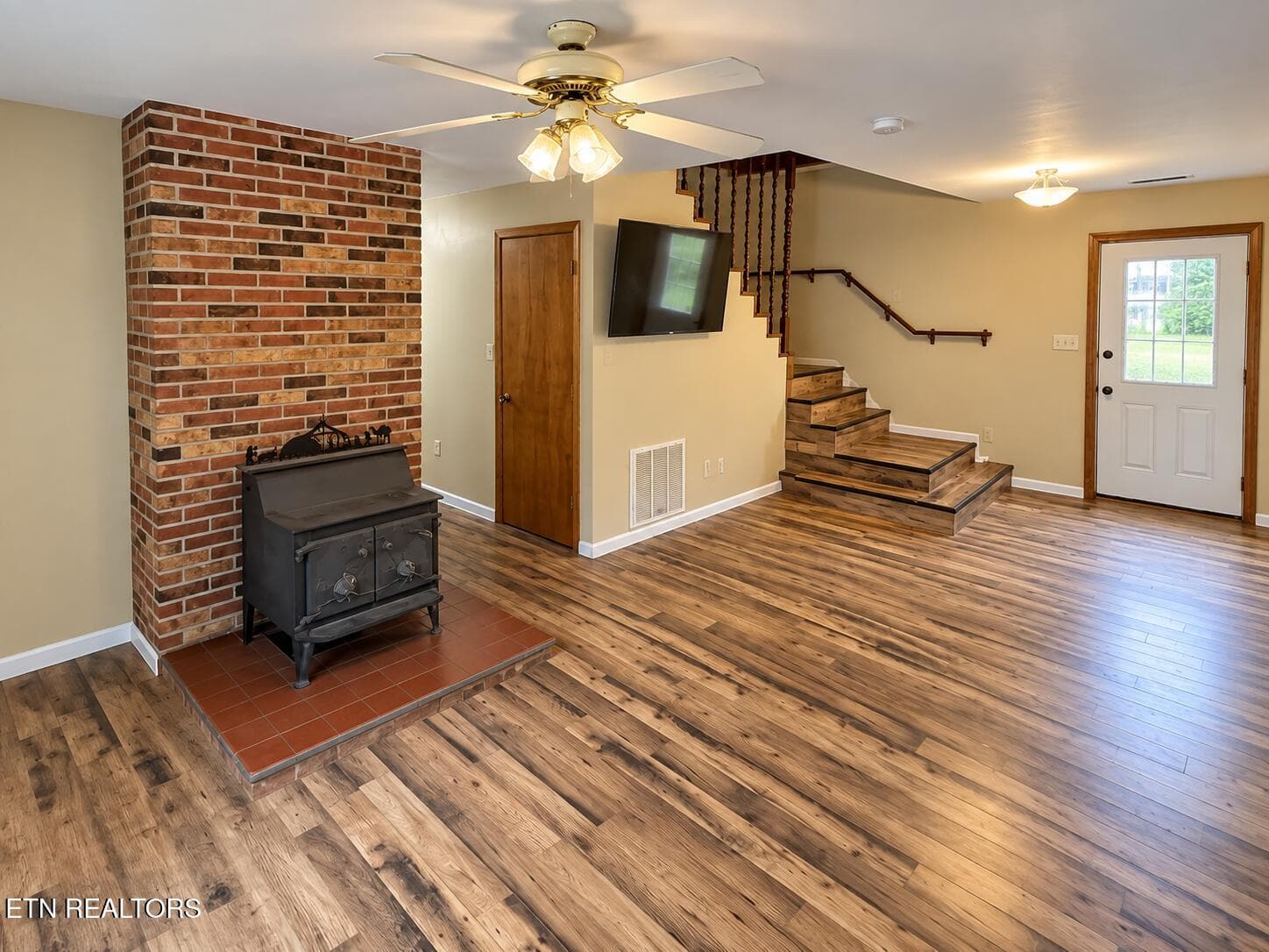 Living Room Downstairs - 339 Dividing Ridge Rd, Speedwell, TN 37870, Speedwell