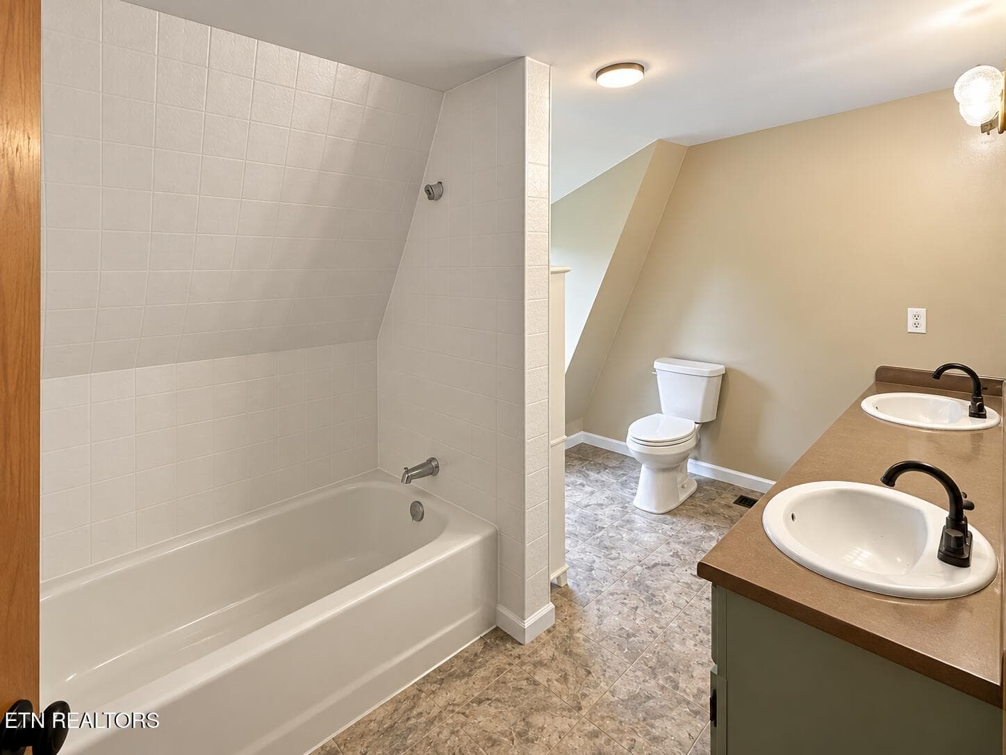 Upstairs Bathroom - 339 Dividing Ridge Rd, Speedwell, TN 37870, Speedwell