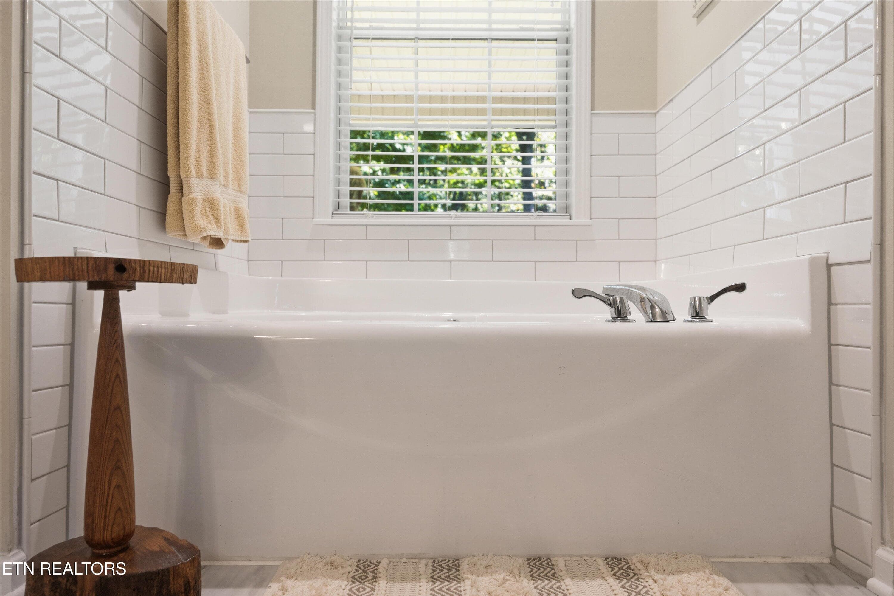 Large soaker tub - 4350 Get Good Hollow Rd, Loudon, TN 37774, Loudon