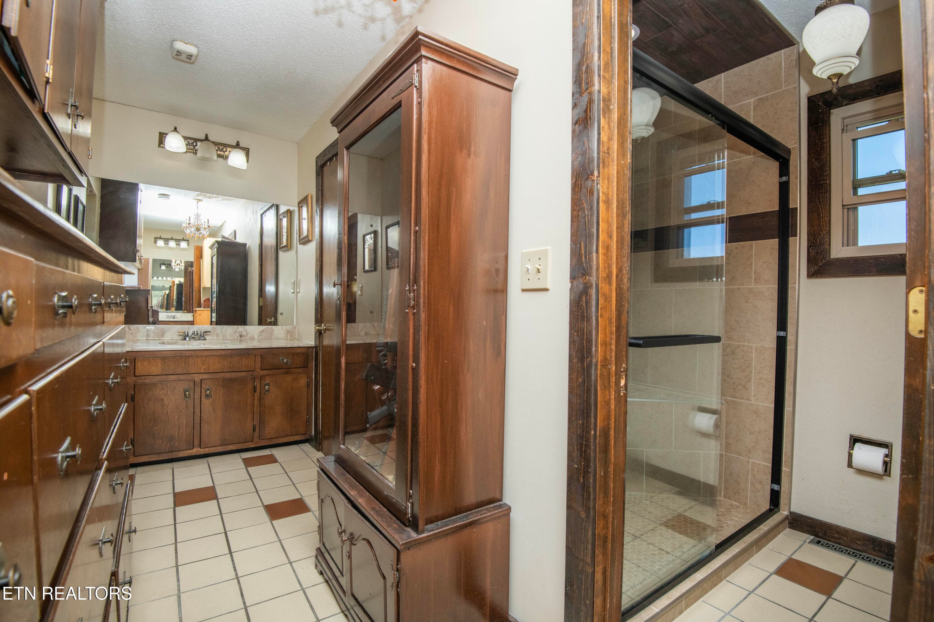master bath 1 - 155 Lakeview Circle, Clinton, TN 37716