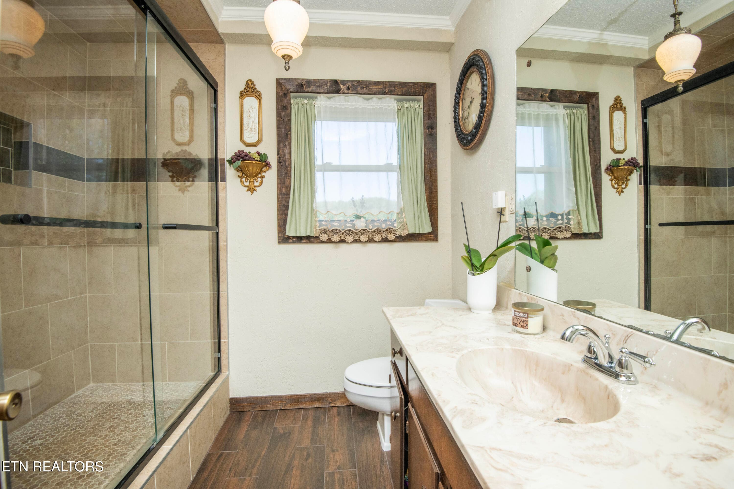 second bath - 155 Lakeview Circle, Clinton, TN 37716