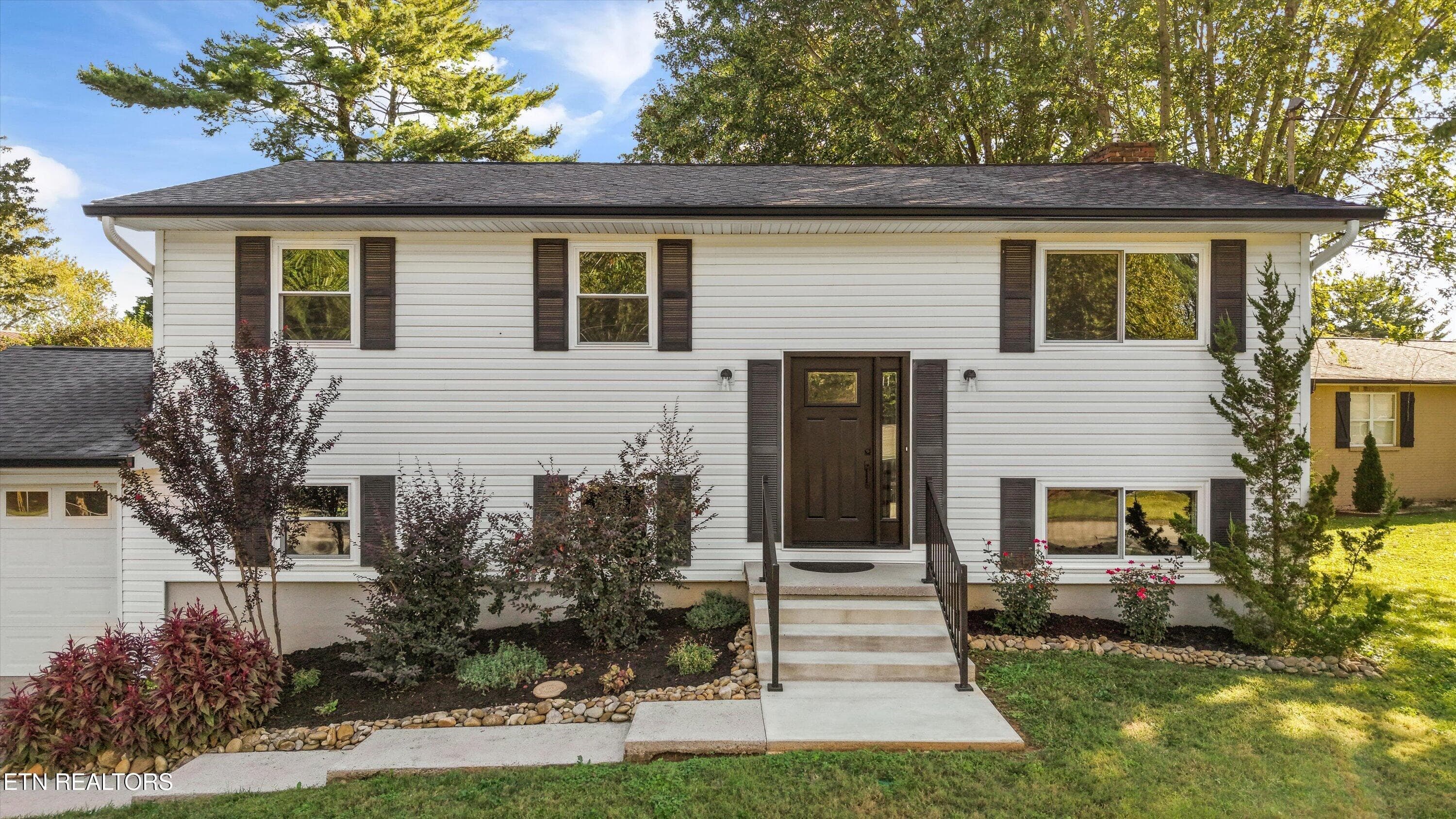 Appealing Front Exterior Sprawling Lawn - 712 Owl Hollow Rd, Knoxville, TN 37923, Knoxville