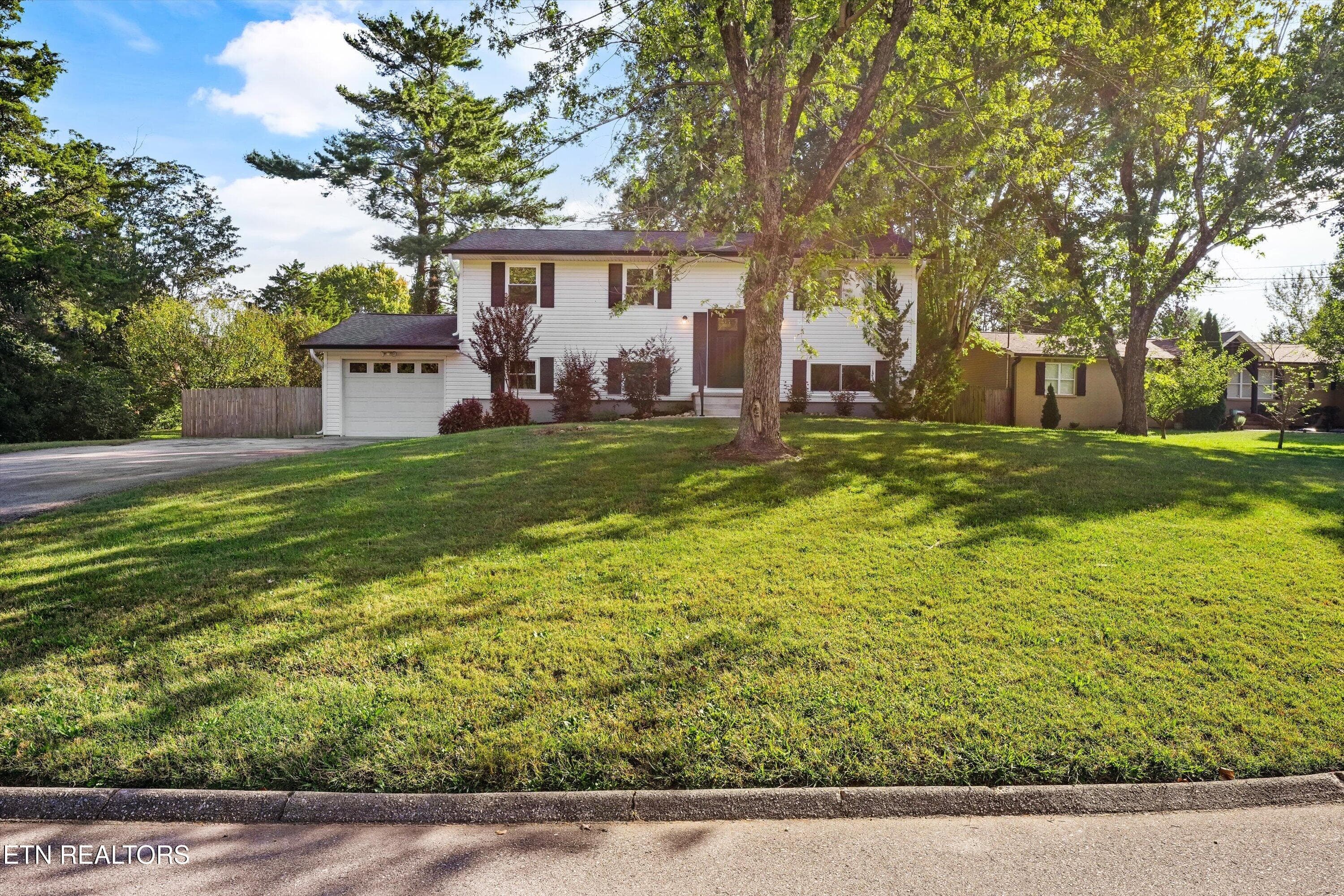 Front Exterior and Large Front Lawn - 712 Owl Hollow Rd, Knoxville, TN 37923, Knoxville