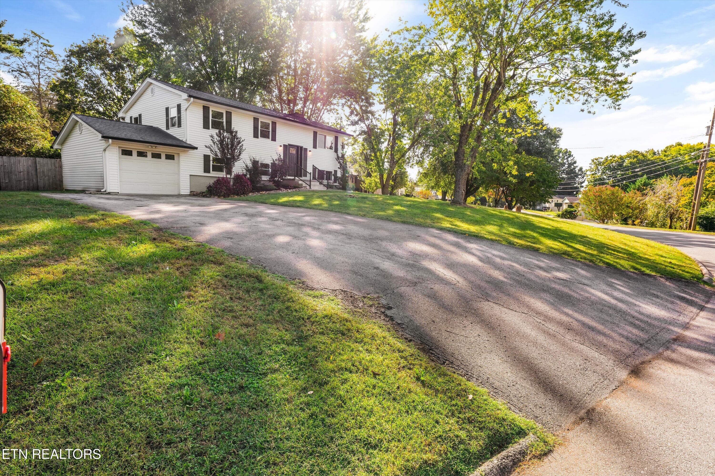 Front Driveway - 712 Owl Hollow Rd, Knoxville, TN 37923, Knoxville