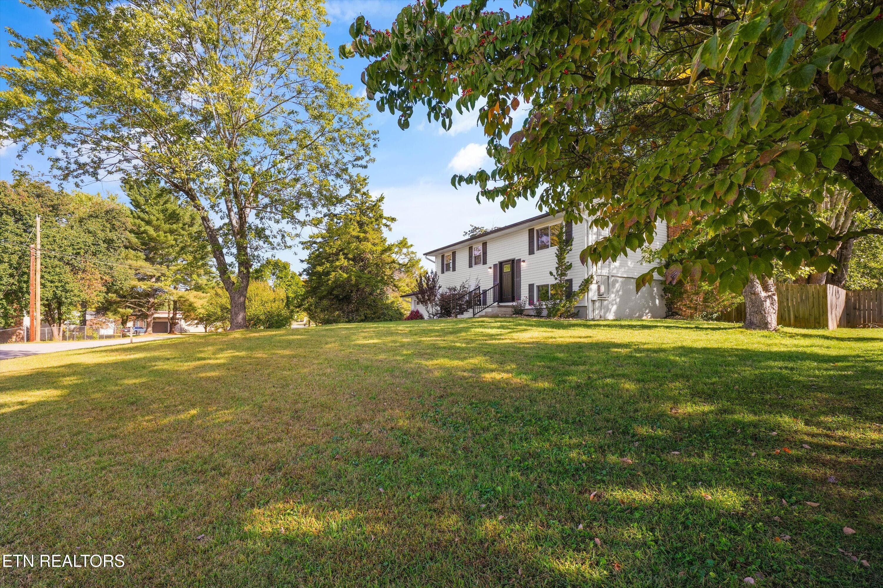 Front Exterior and Large Front Lawn - 712 Owl Hollow Rd, Knoxville, TN 37923, Knoxville