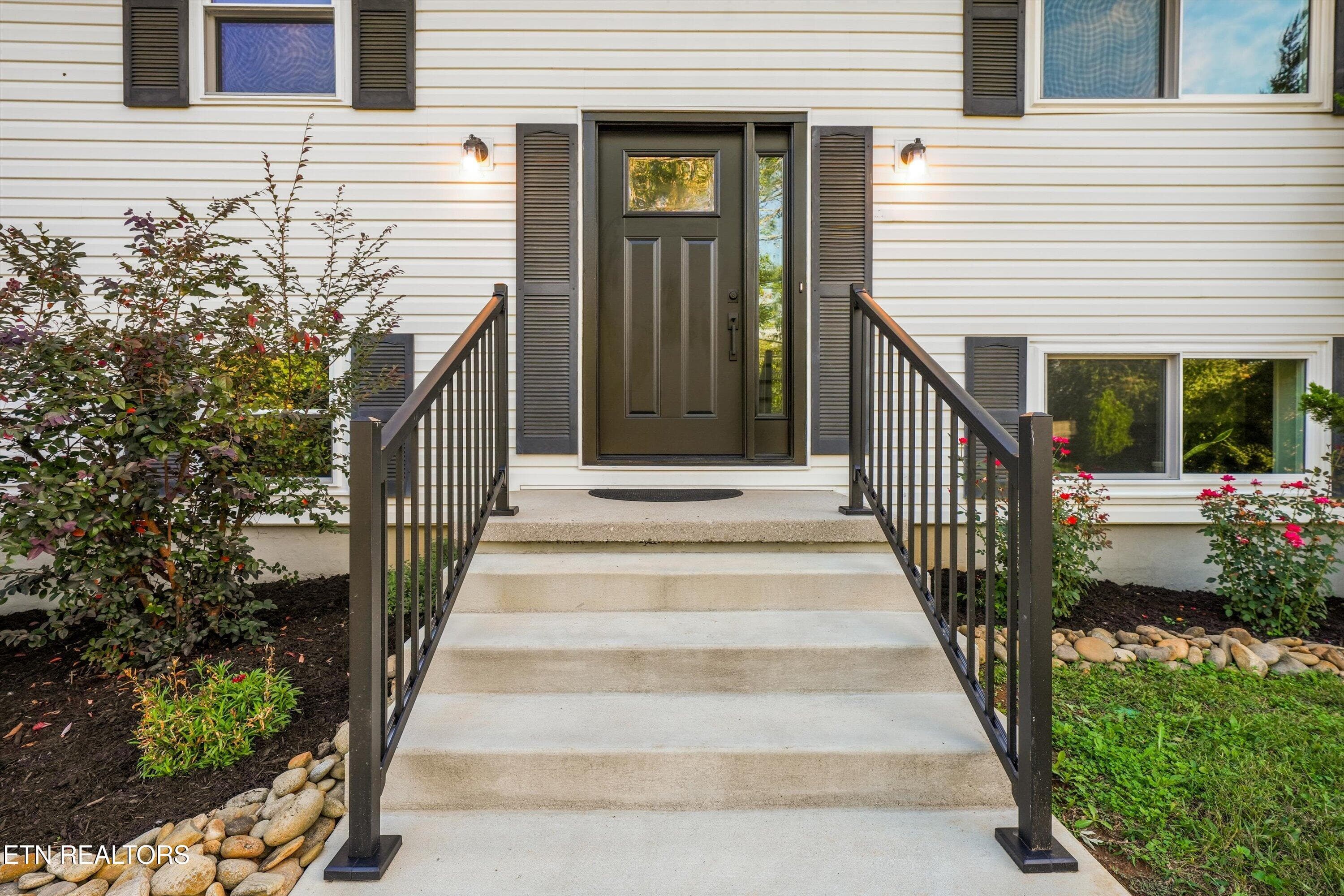 Inviting Entryway - 712 Owl Hollow Rd, Knoxville, TN 37923, Knoxville