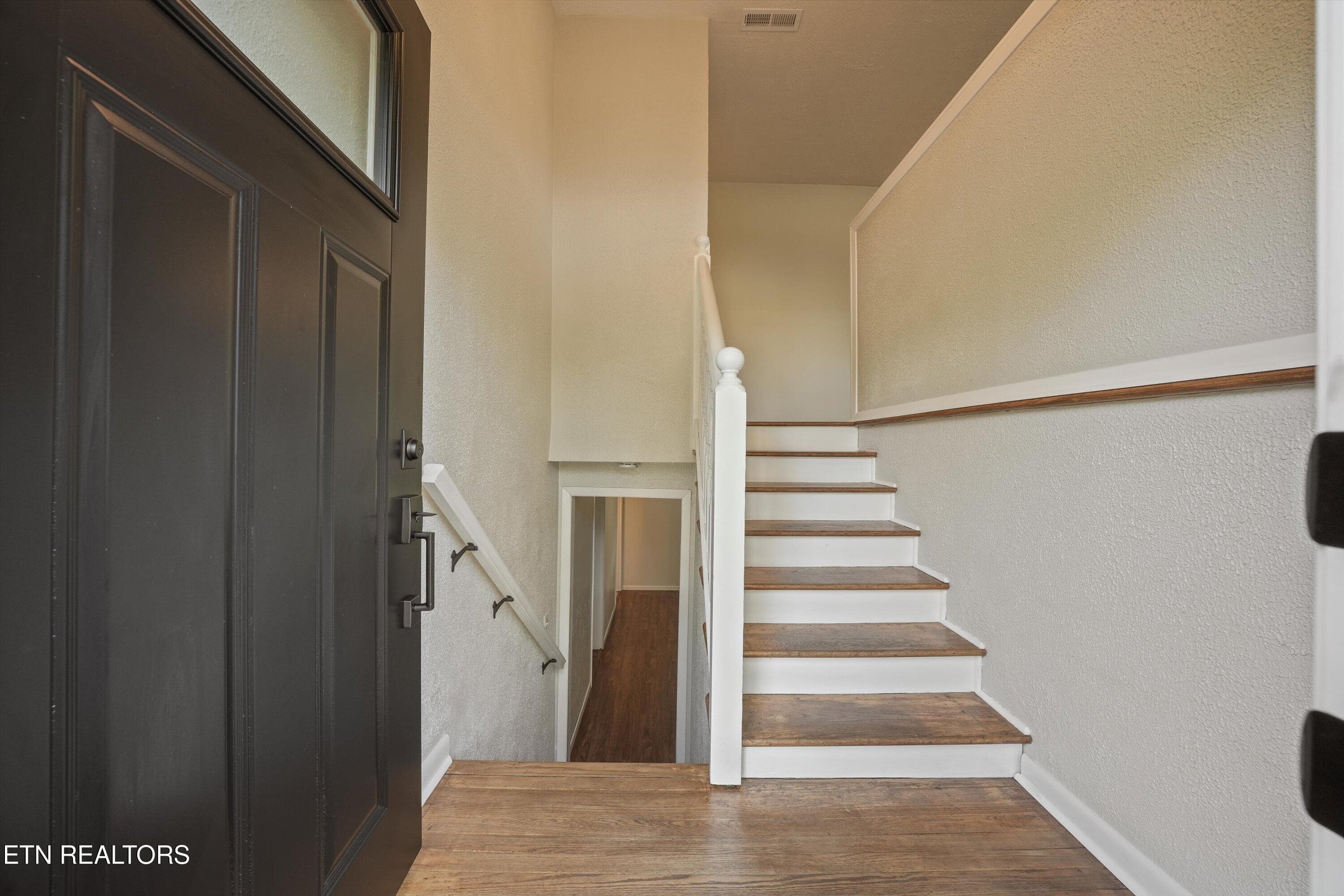 Welcoming Foyer - 712 Owl Hollow Rd, Knoxville, TN 37923, Knoxville