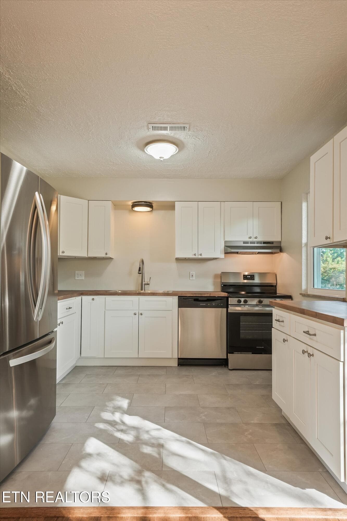 Stainless Steel Appliances in Kitchen - 712 Owl Hollow Rd, Knoxville, TN 37923, Knoxville