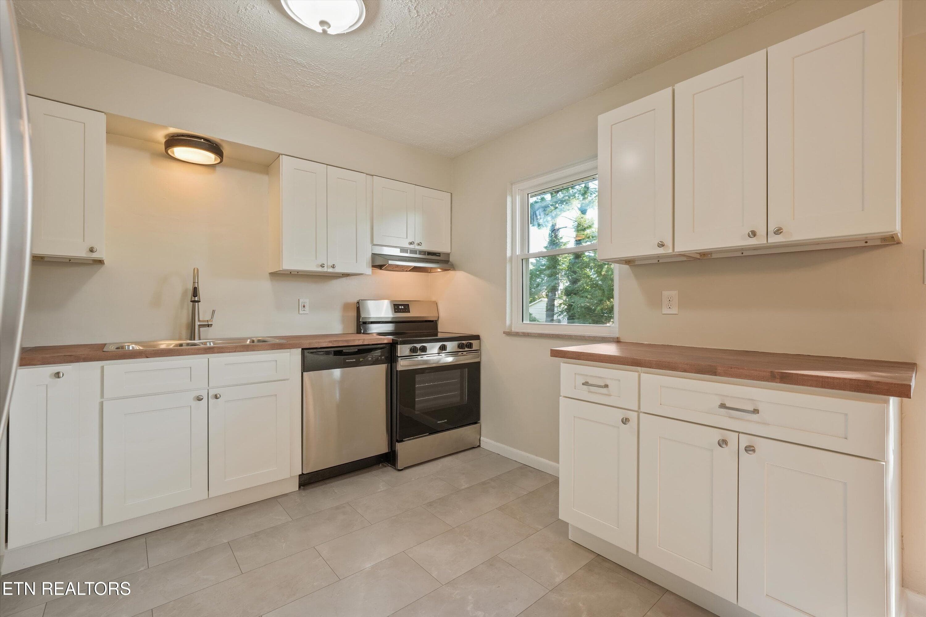 Beautiful and Spacious Kitchen Cabinetry - 712 Owl Hollow Rd, Knoxville, TN 37923, Knoxville
