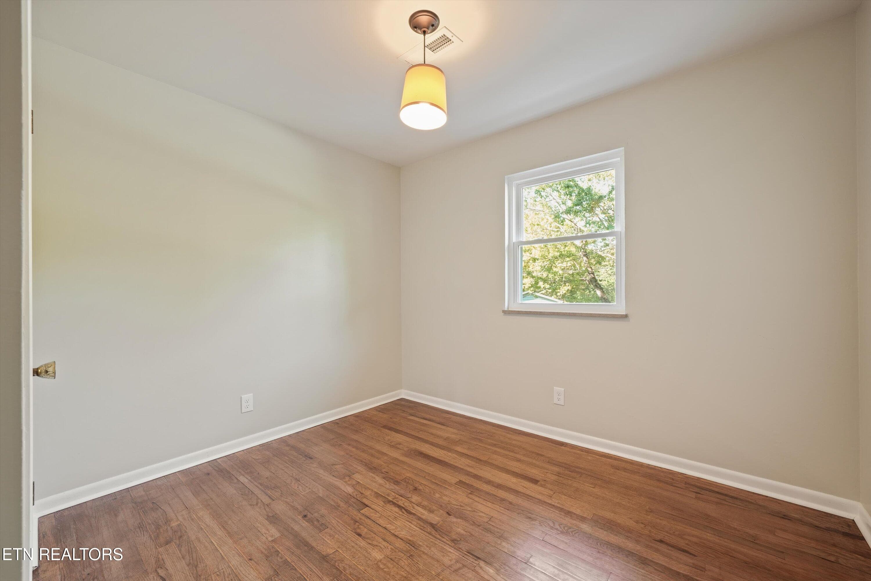 Second Bedroom on Main Level - 712 Owl Hollow Rd, Knoxville, TN 37923, Knoxville