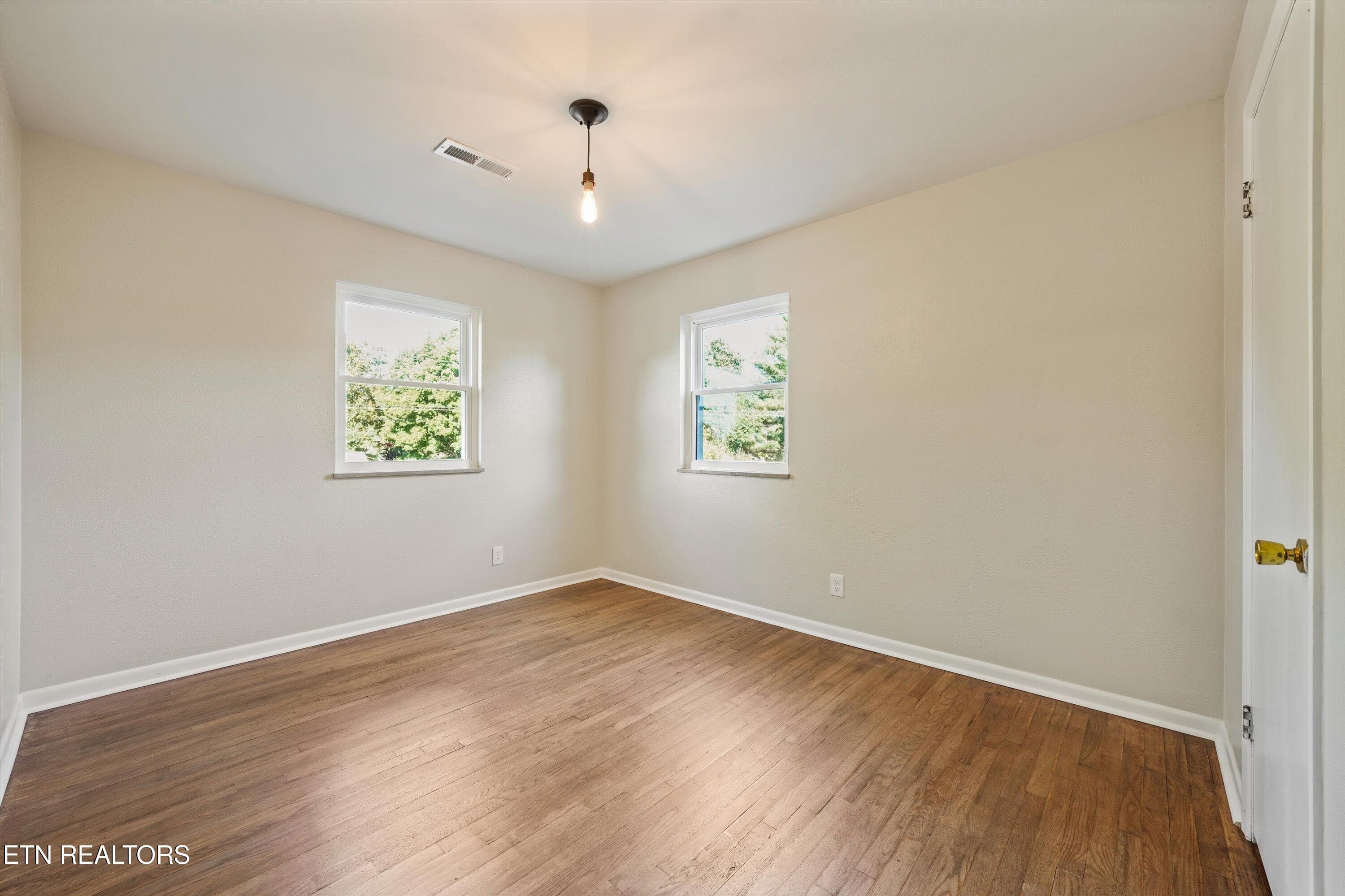 Primary Bedroom on Main Level - 712 Owl Hollow Rd, Knoxville, TN 37923, Knoxville
