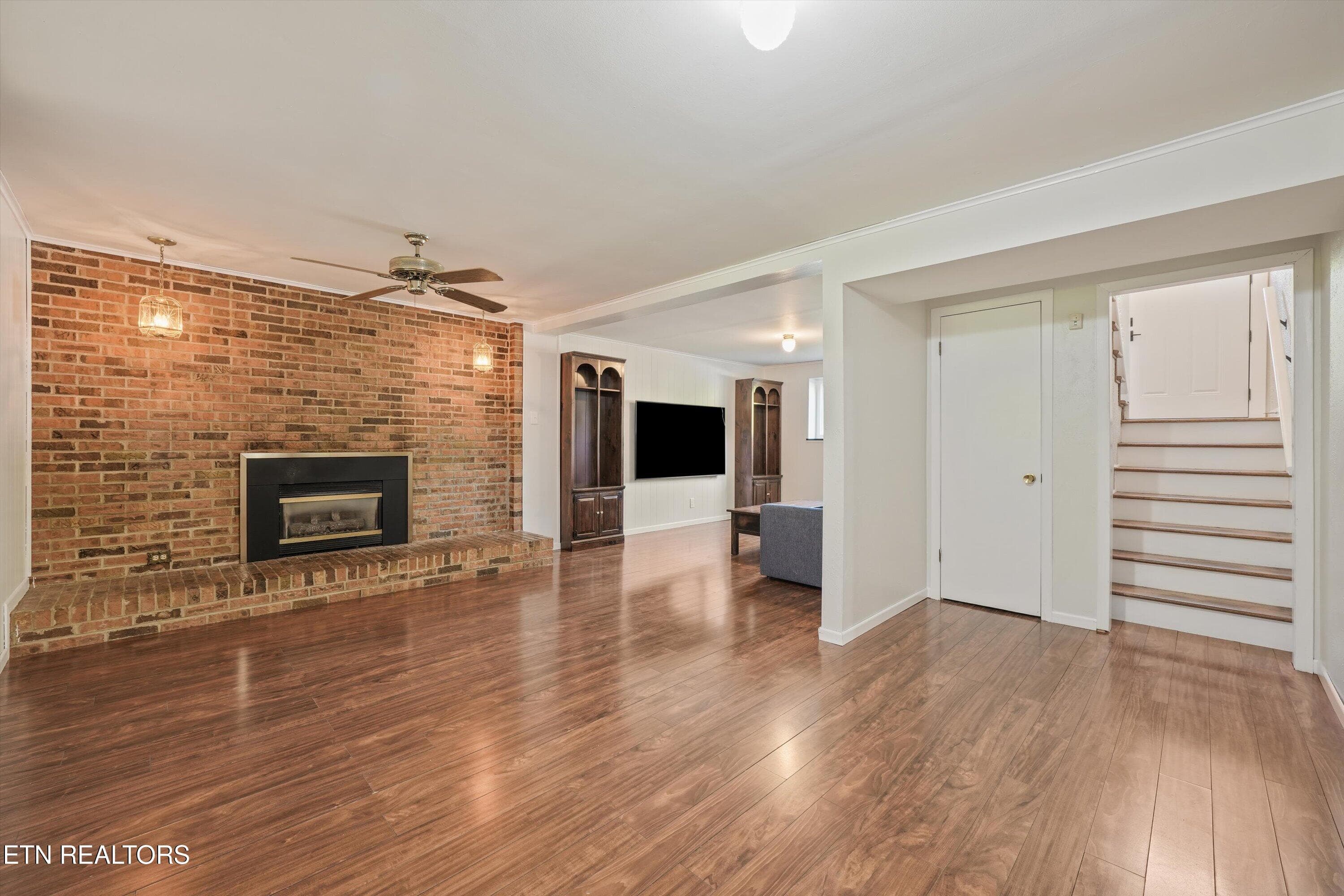 Family Room with Fireplace - 712 Owl Hollow Rd, Knoxville, TN 37923, Knoxville