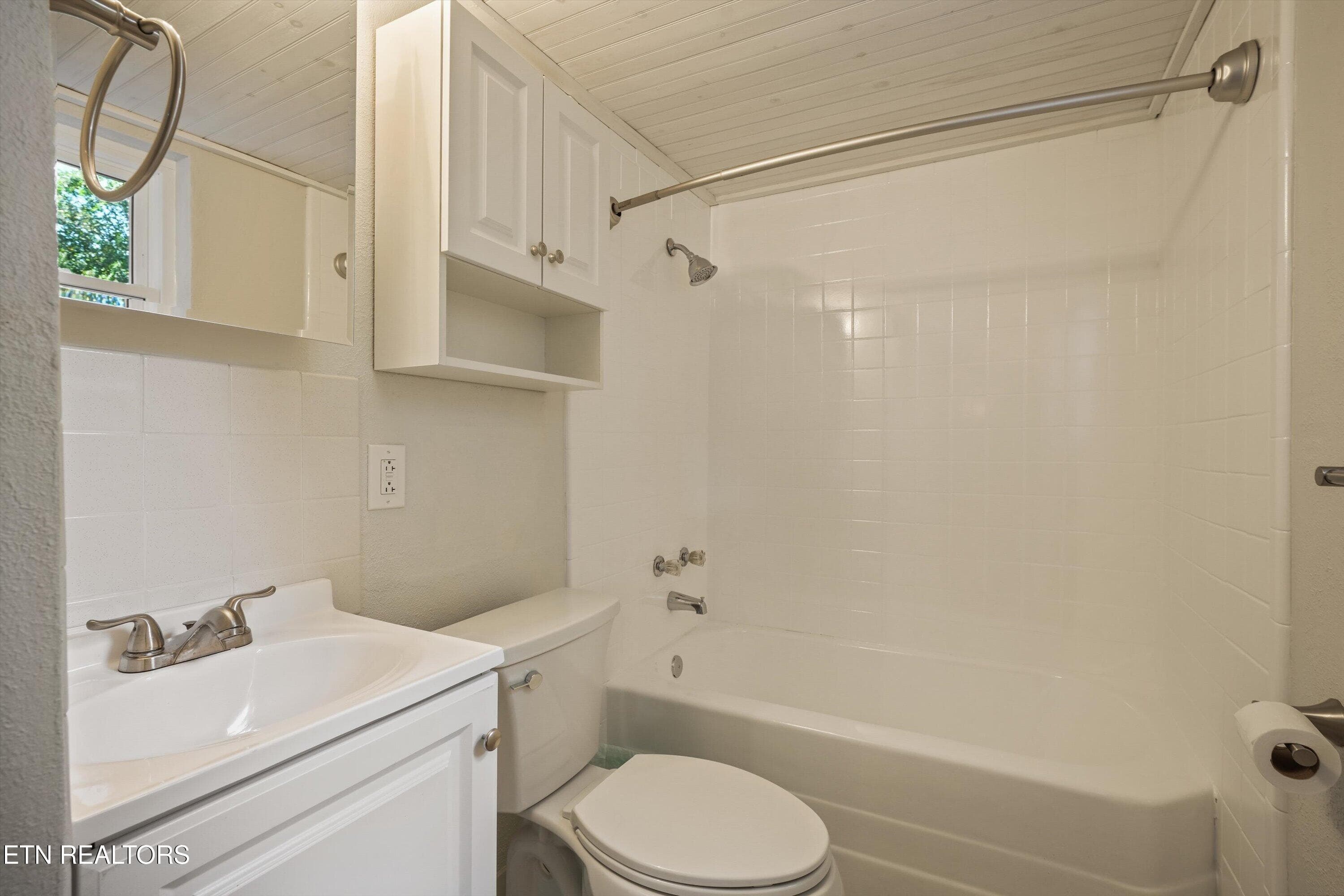Full Bathroom on Lower Level - 712 Owl Hollow Rd, Knoxville, TN 37923, Knoxville
