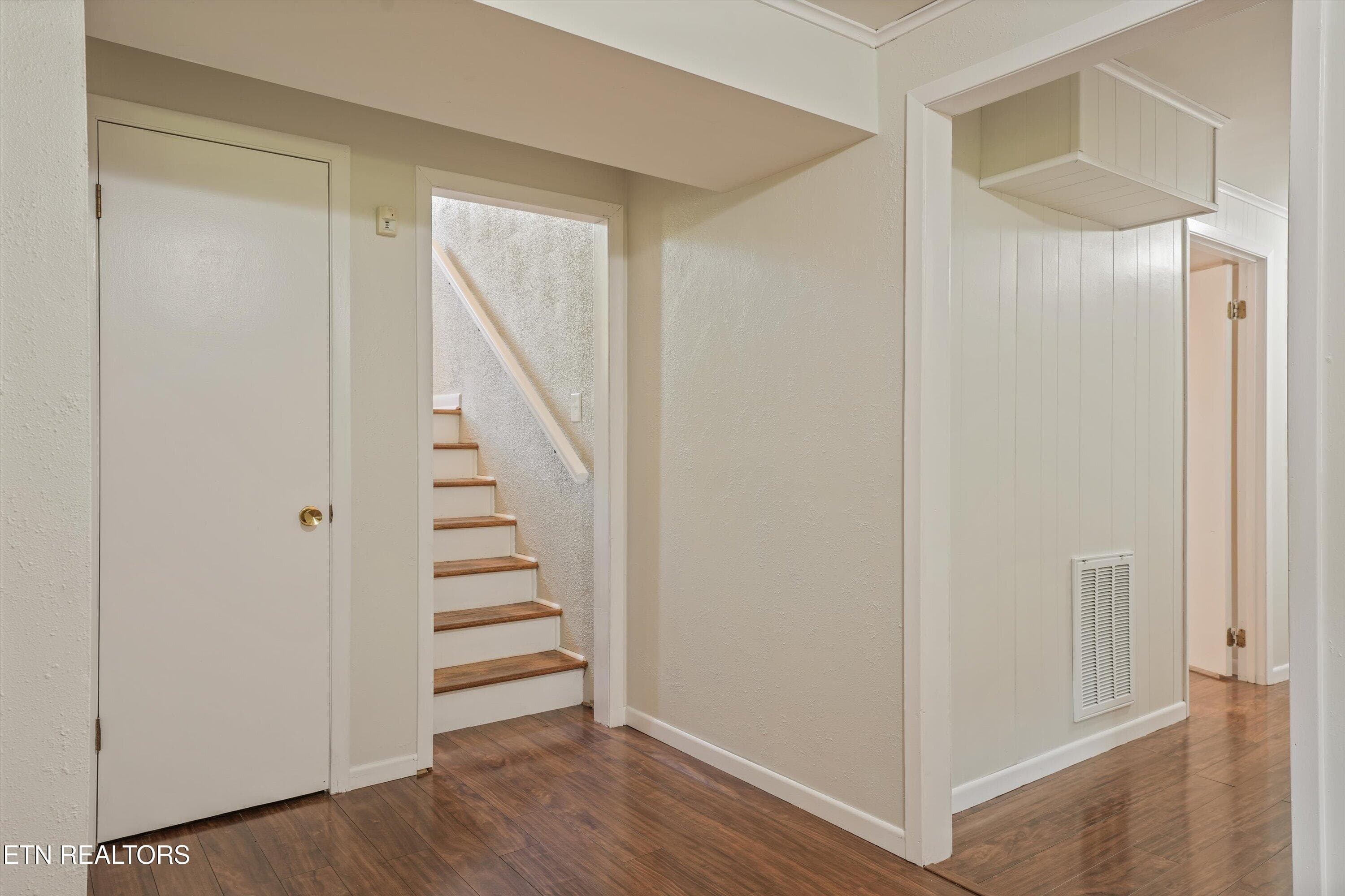 Lower Level Stairway - 712 Owl Hollow Rd, Knoxville, TN 37923, Knoxville