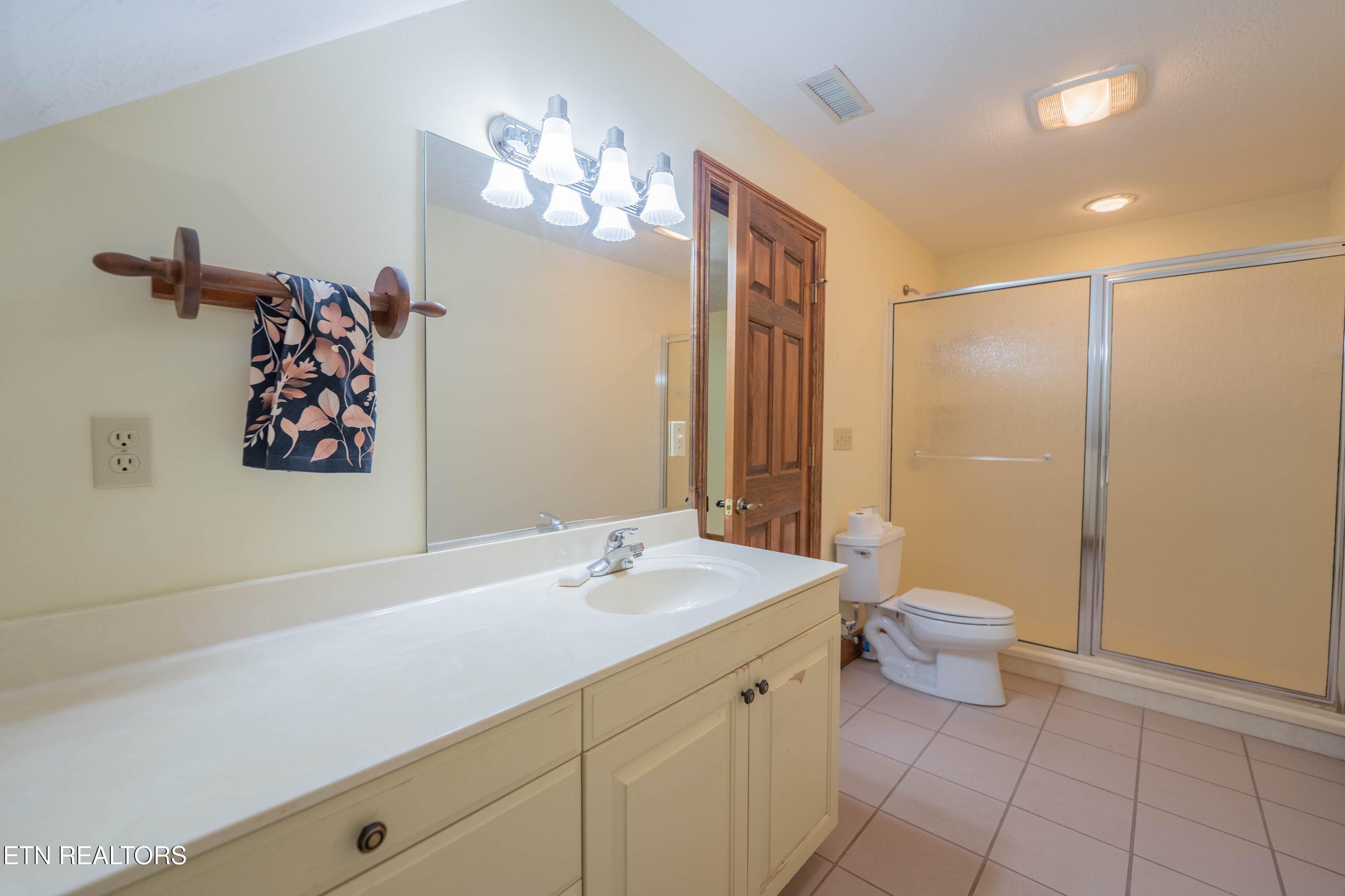 Upper-Level Full Second Bathroom - 306 Teague Lane, Sevierville, TN 37862, Sevierville