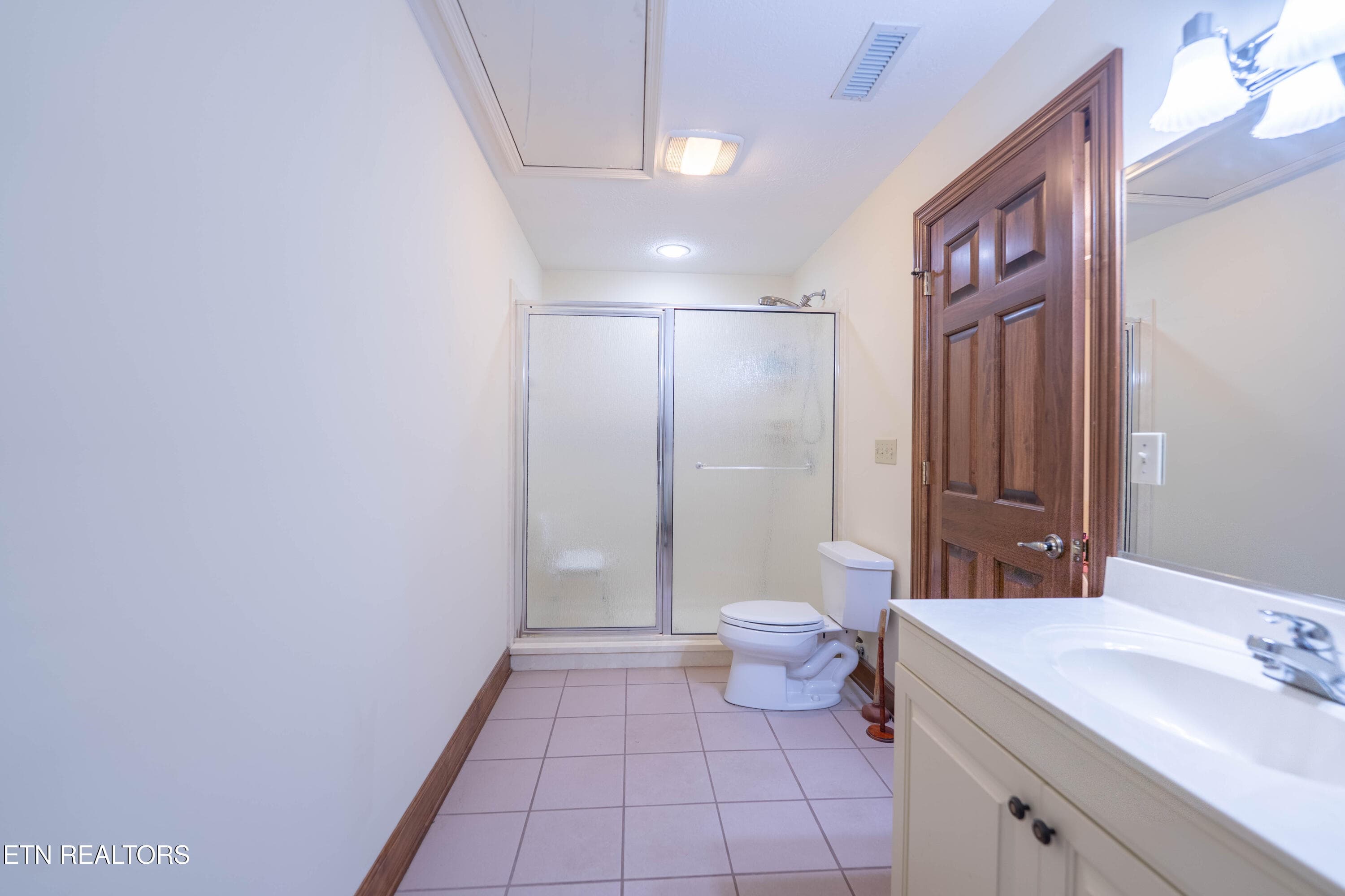Upper-Level Third Full Bathroom - 306 Teague Lane, Sevierville, TN 37862, Sevierville