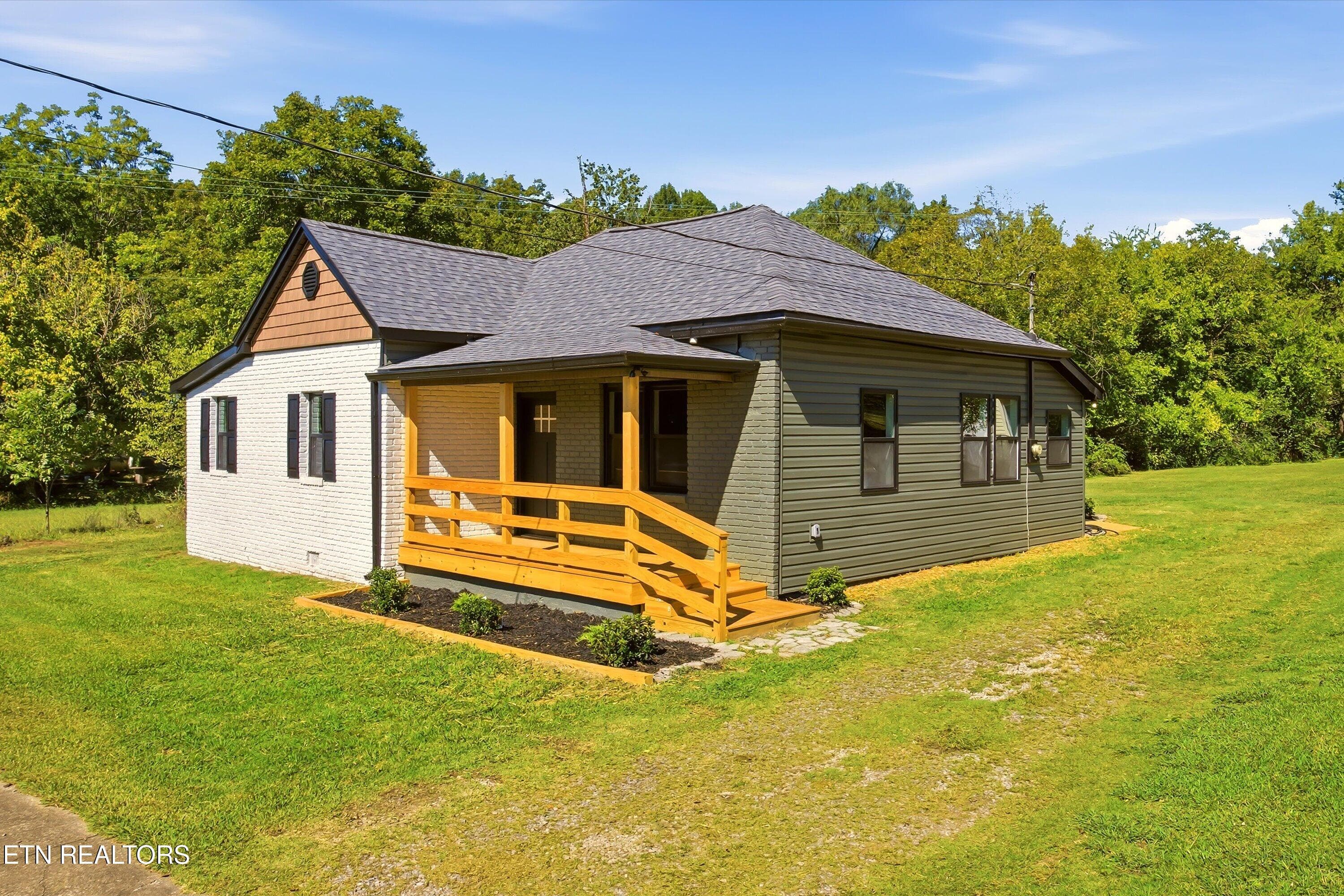 1100 8th St, Etowah, TN 37331
