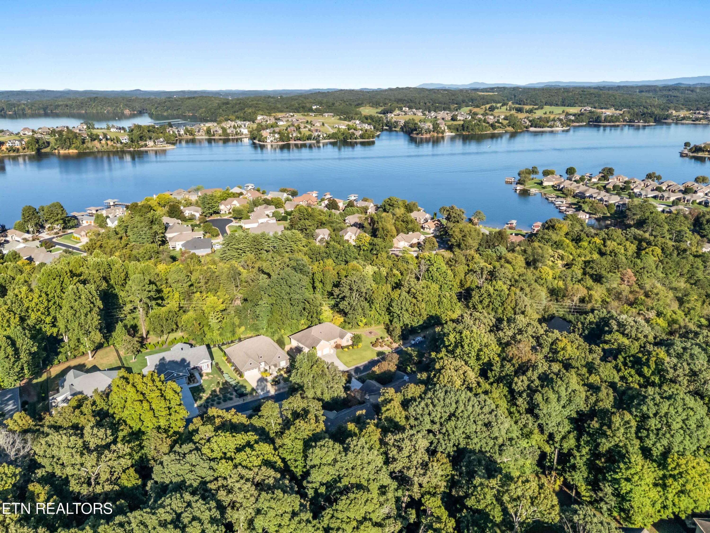 Stone throw away from public docks - 508 Skiatook Court, Loudon, TN 37774, Loudon