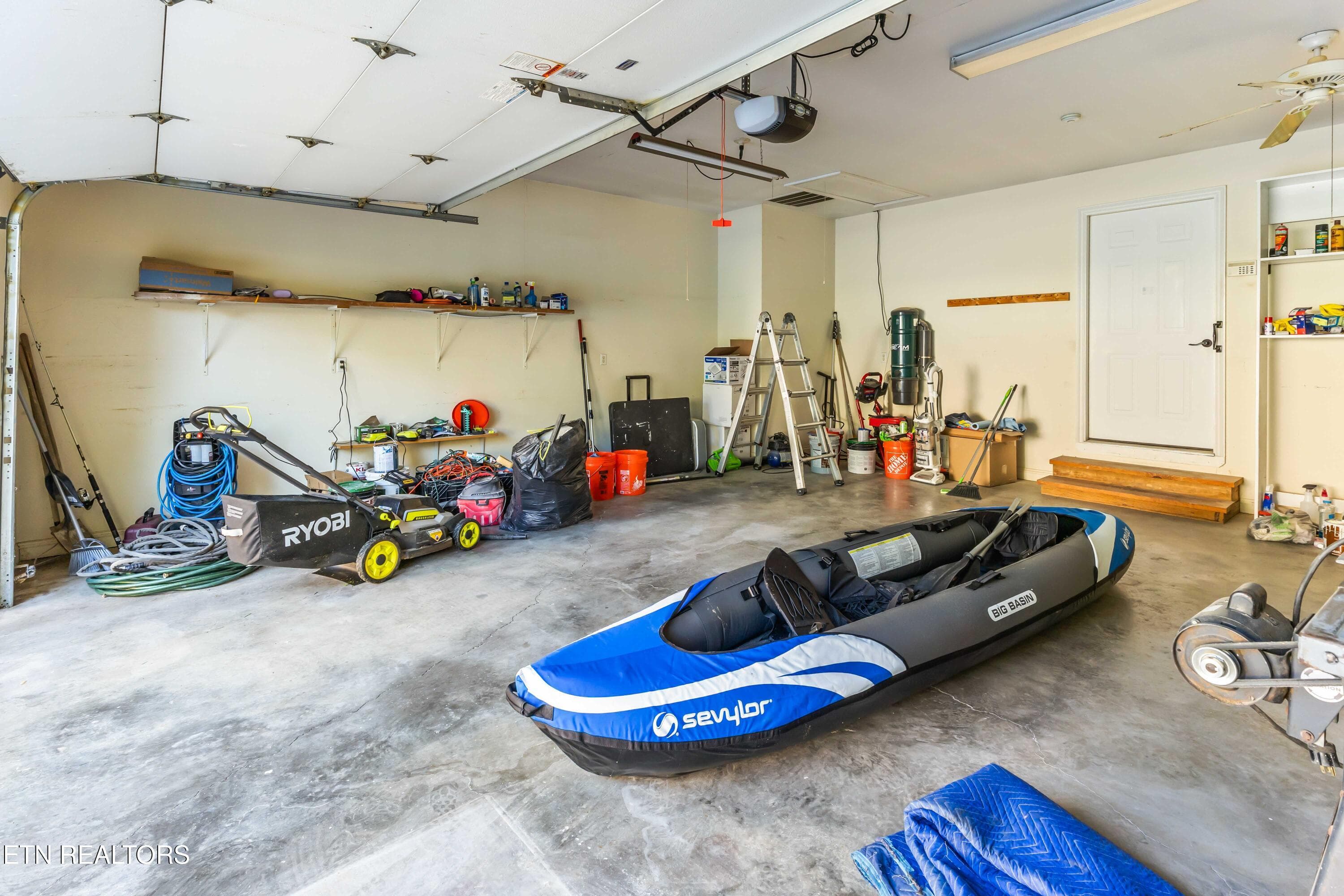 Main garage - 508 Skiatook Court, Loudon, TN 37774, Loudon