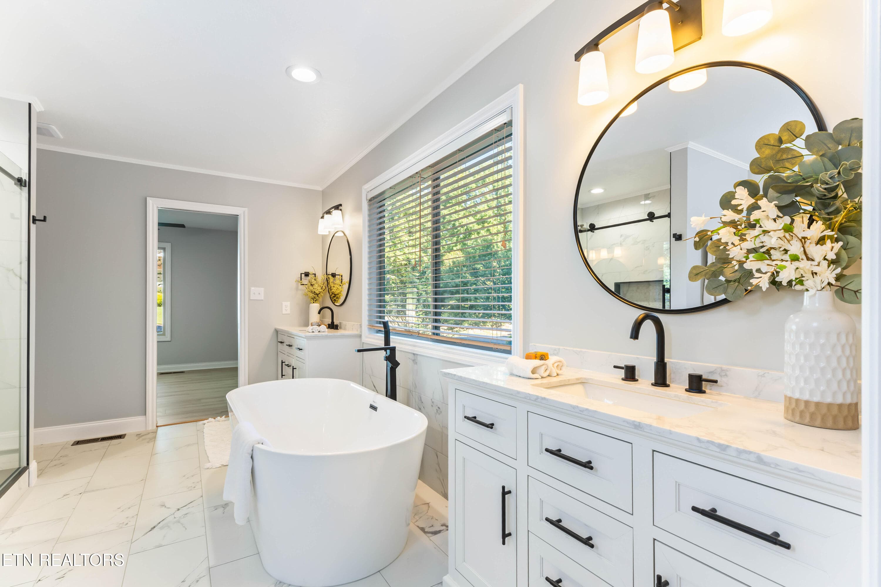 Spa like ensuite bathroom - 508 Skiatook Court, Loudon, TN 37774, Loudon