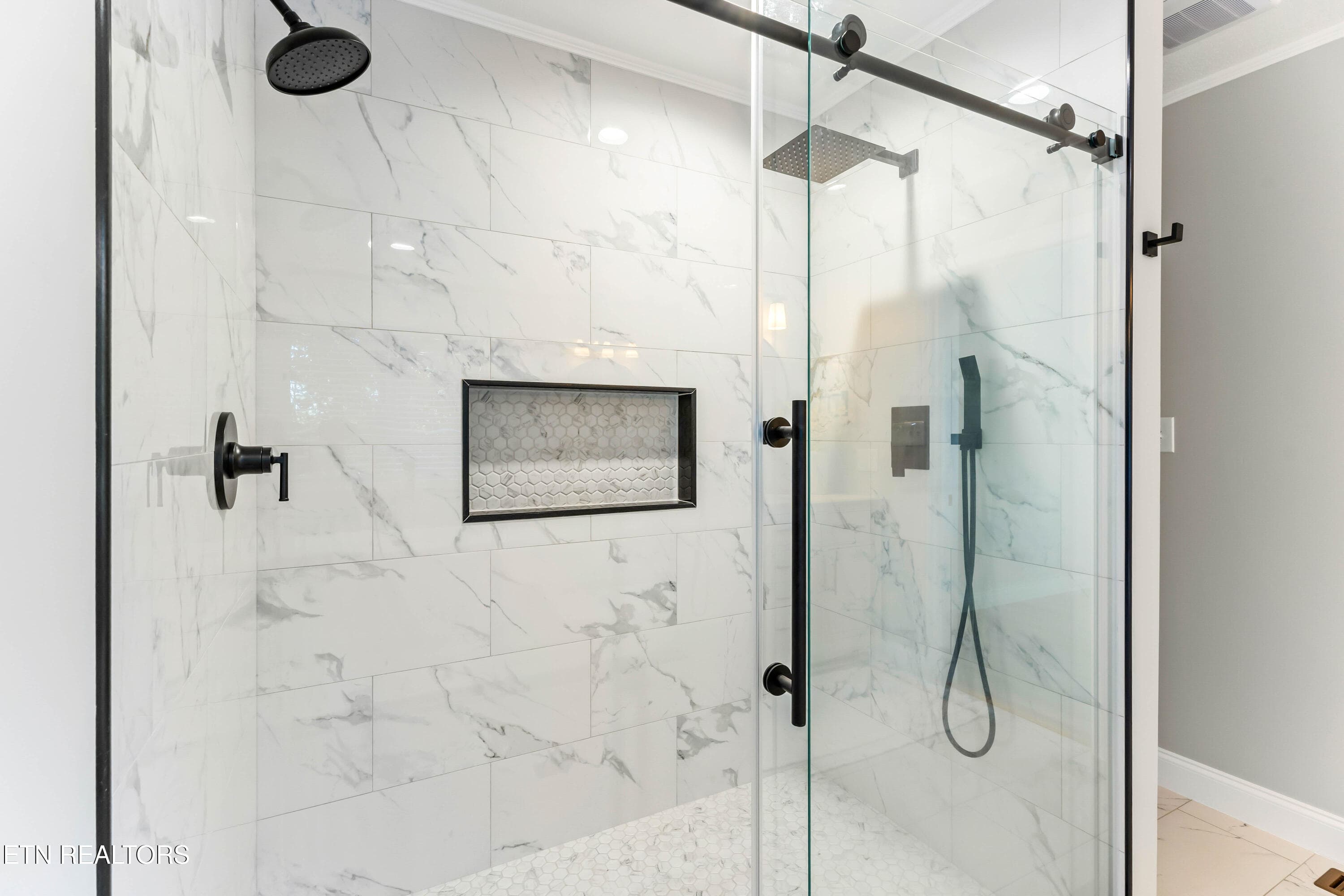 Double shower heads - 508 Skiatook Court, Loudon, TN 37774, Loudon