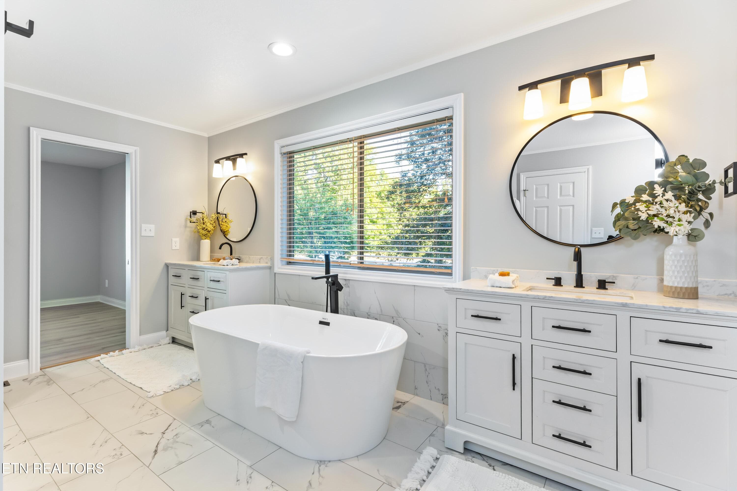 Beautifully renovated bathroom - 508 Skiatook Court, Loudon, TN 37774, Loudon