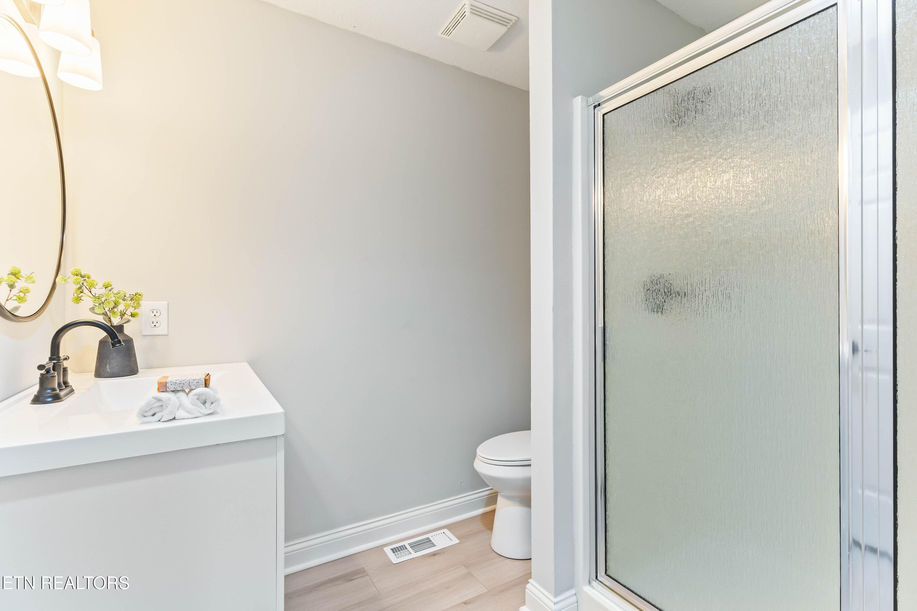 Guest Bathroom - 508 Skiatook Court, Loudon, TN 37774, Loudon