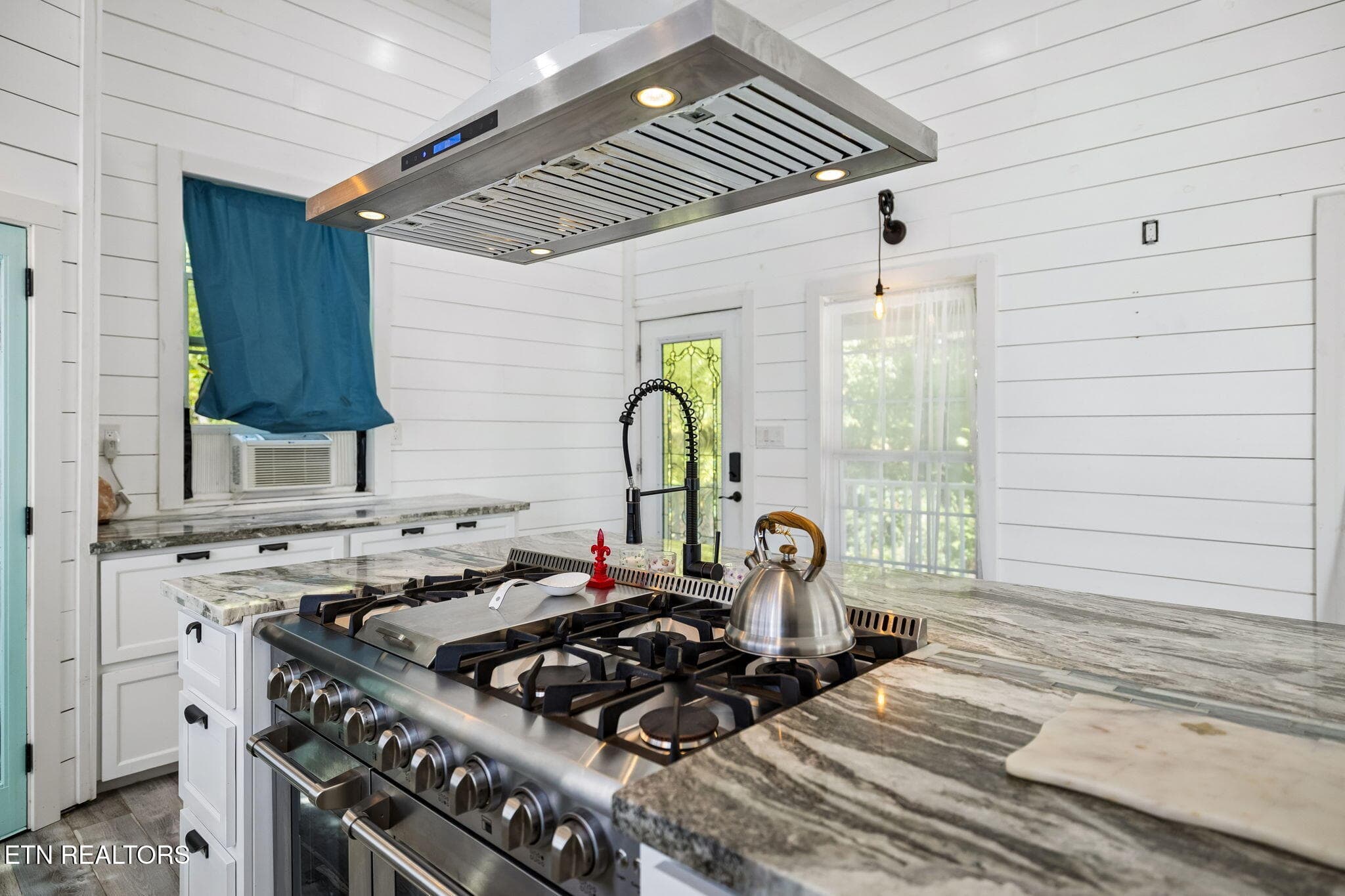 Gas range with pot filler - 1243 Carrs Creek Rd, Townsend, TN 37882, Townsend