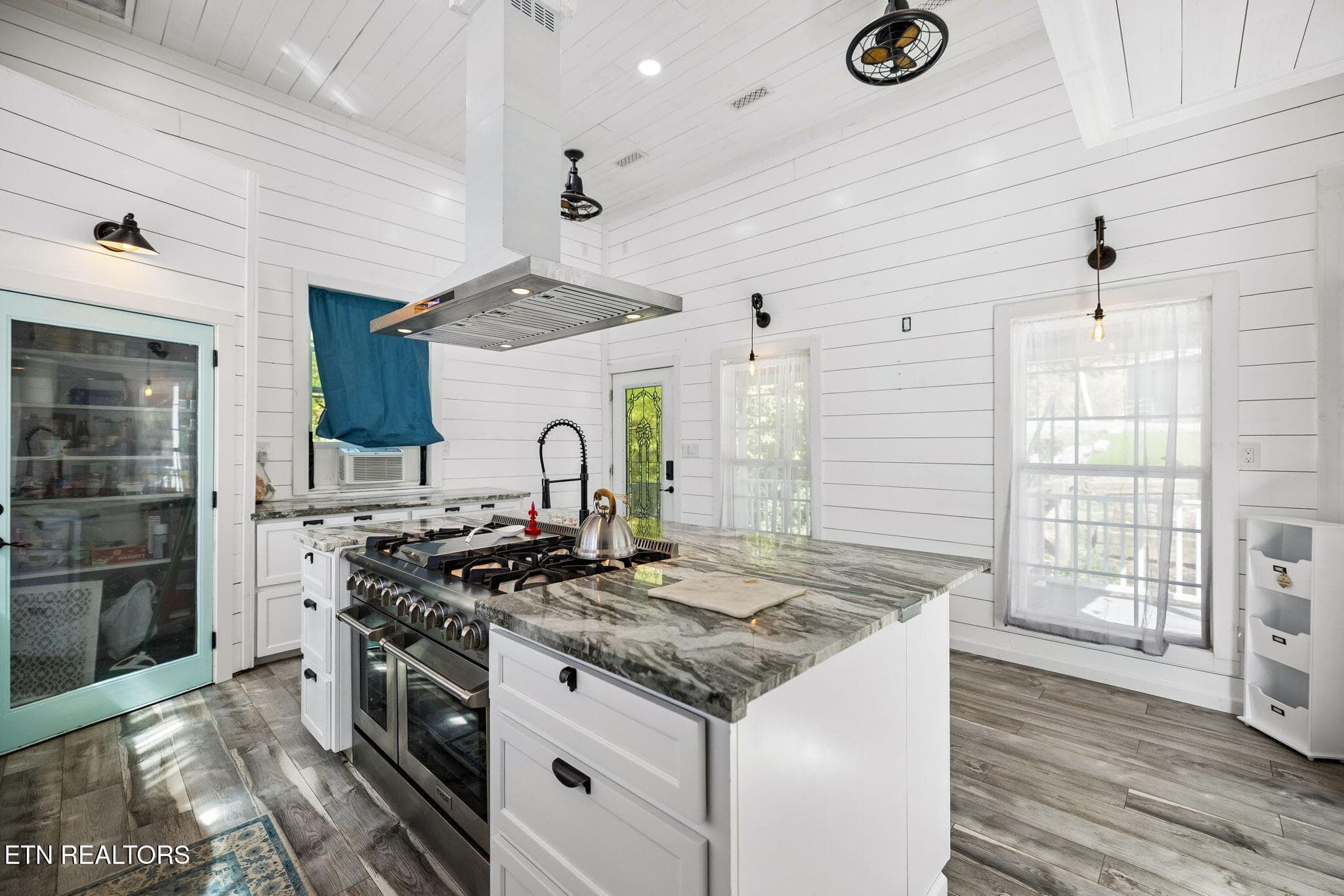 Island with range - 1243 Carrs Creek Rd, Townsend, TN 37882, Townsend