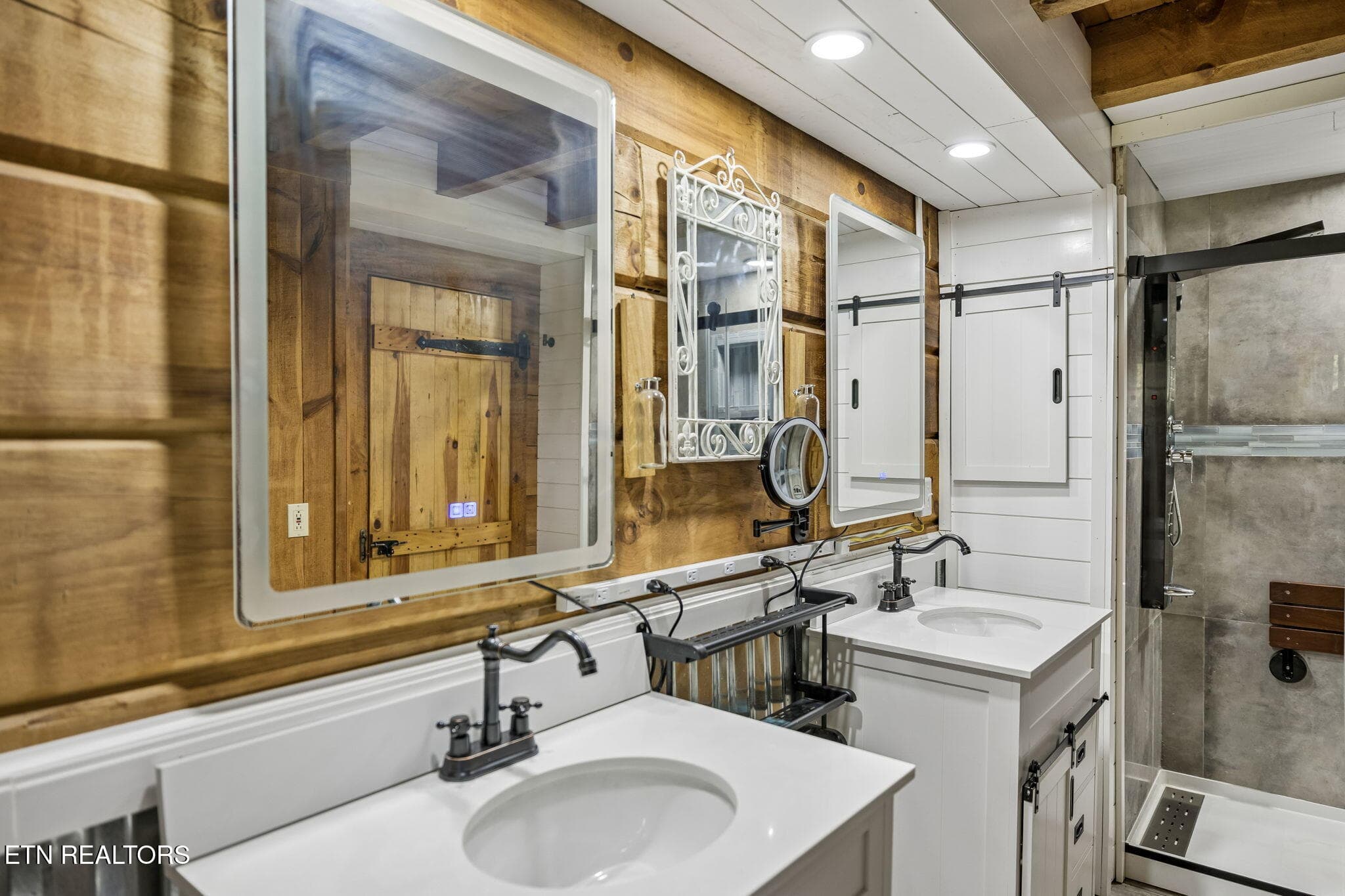 Master bath vanities - 1243 Carrs Creek Rd, Townsend, TN 37882, Townsend