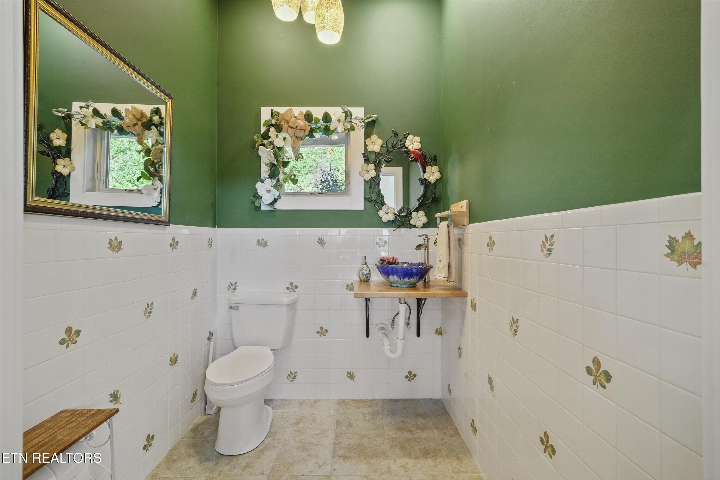 Main Level Powder Room - 706 Nocks Drive, Gatlinburg, TN 37738, Gatlinburg