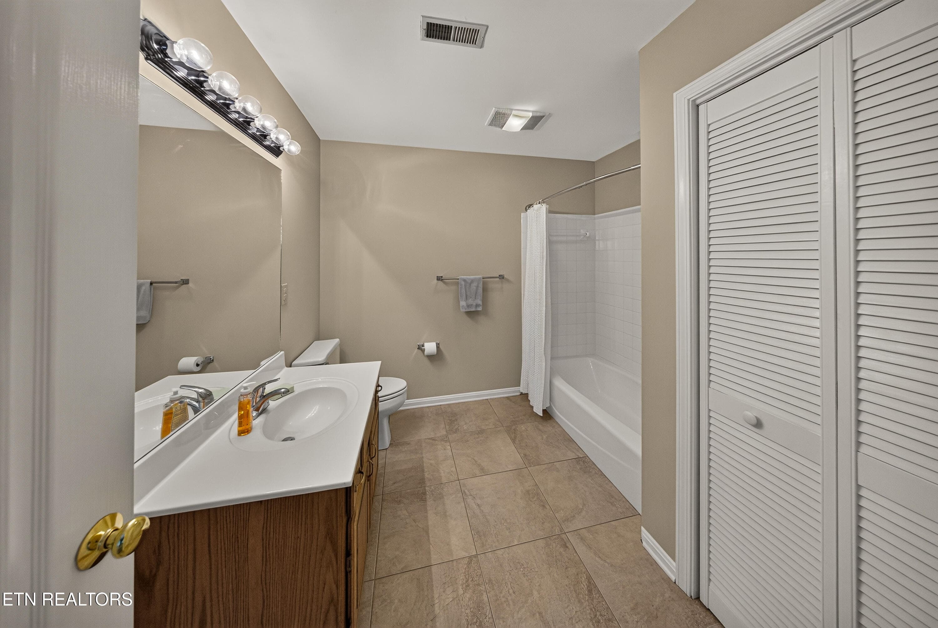 Bathroom #3 - 2010 Breakers Point, Knoxville, TN 37922, Knoxville